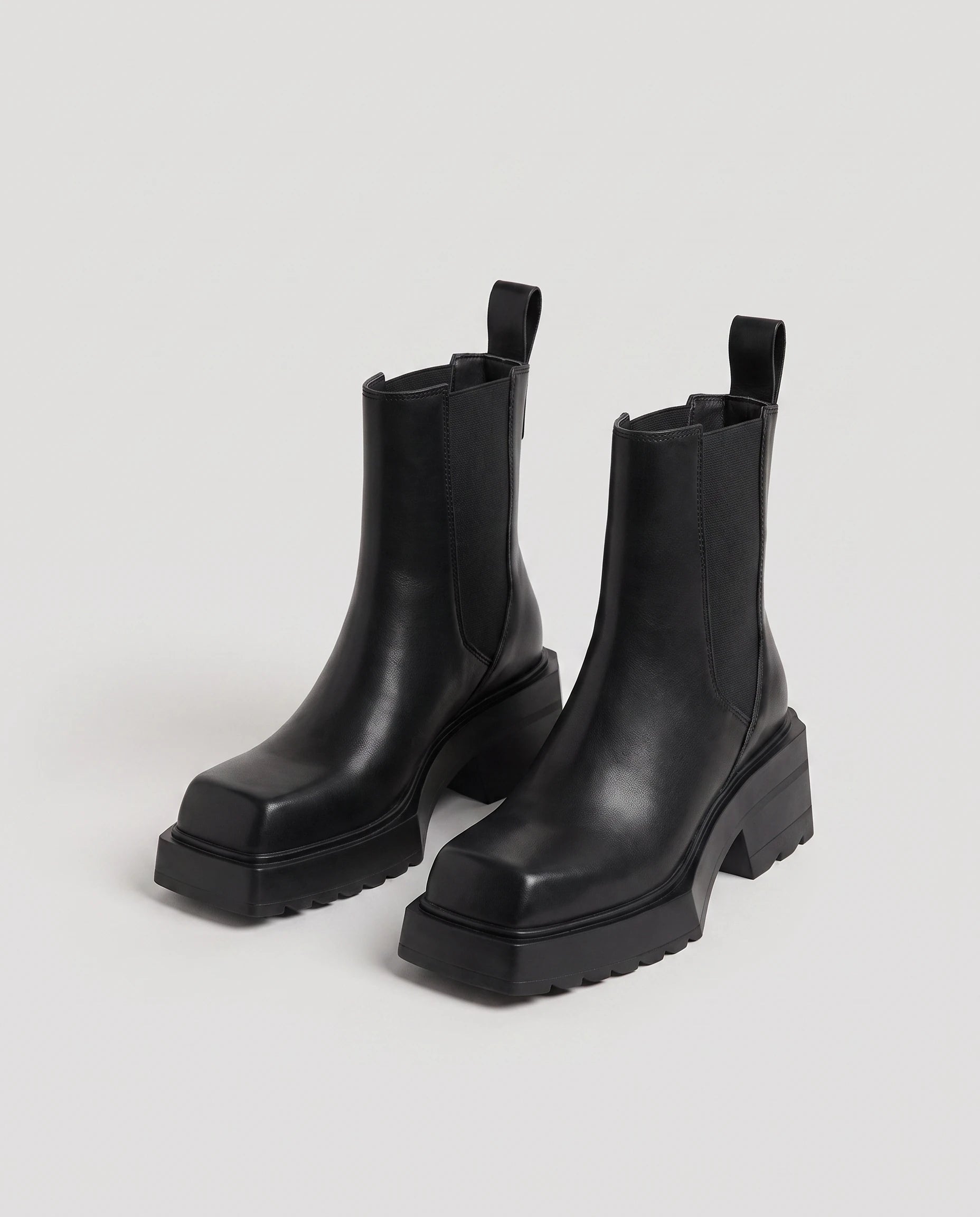 Bottines chelsea à bout carré et talon Herméline — Noir, paire vue de trois quarts studio