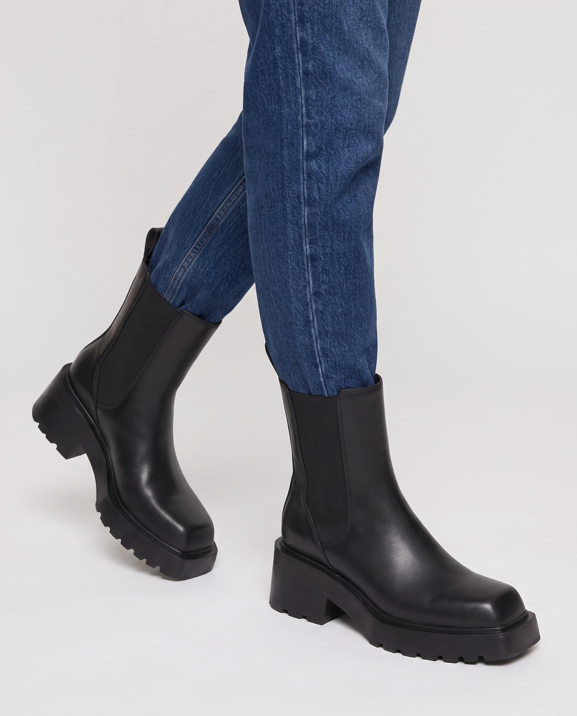 Bottines chelsea à bout carré et talon Herméline — Noir, portées en plan rapproché avec un jean brut