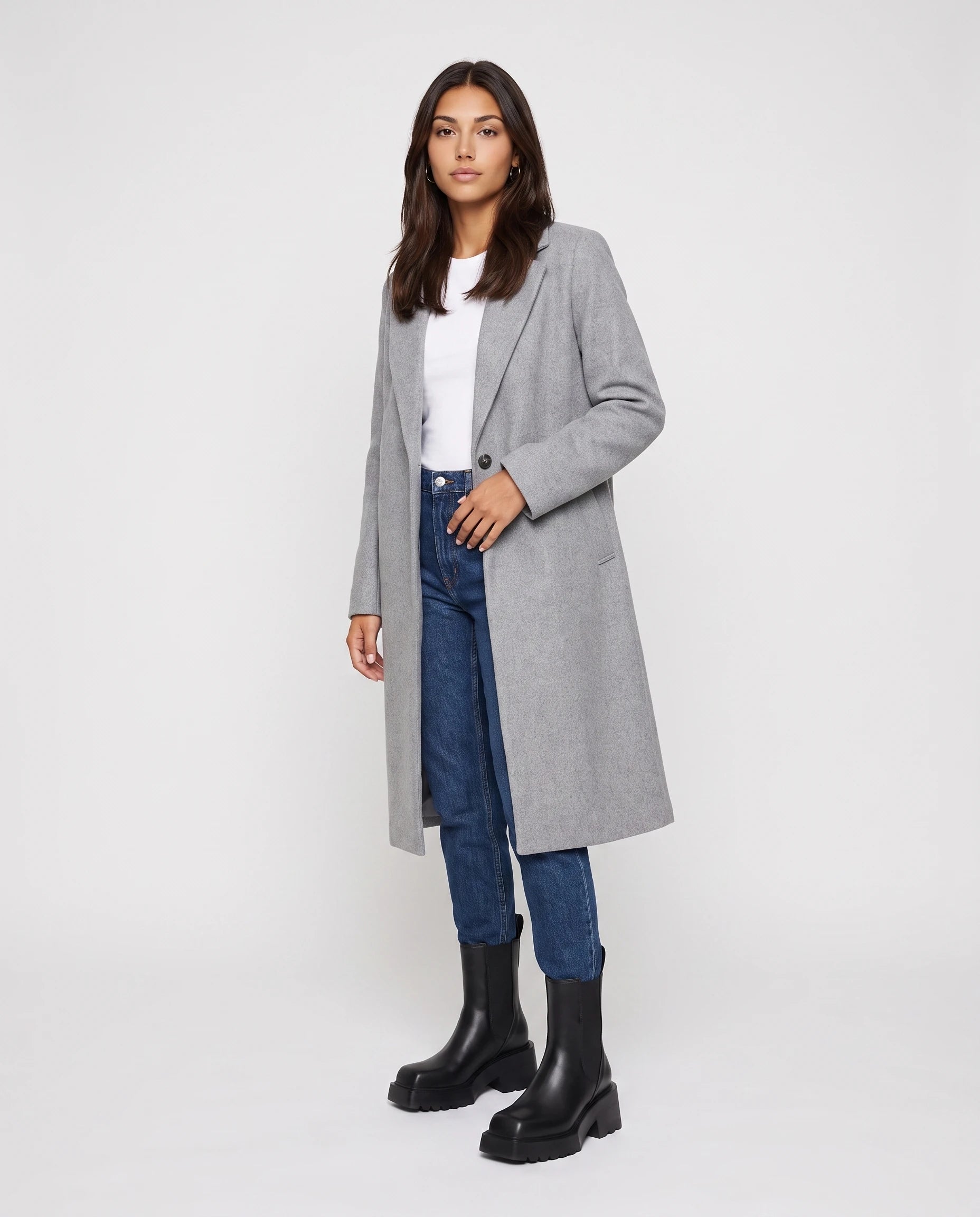 Bottines chelsea à bout carré et talon Herméline — Noir, portées en plein pied studio