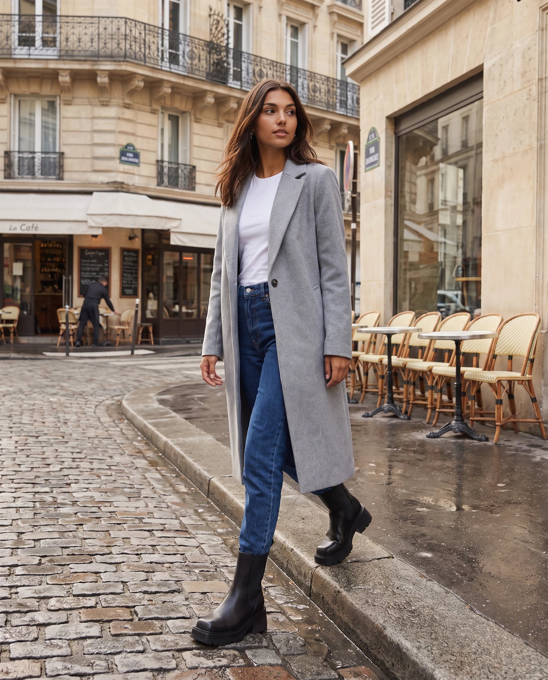 Bottines chelsea à bout carré et talon Herméline — Noir, portées dans une rue pavée le matin