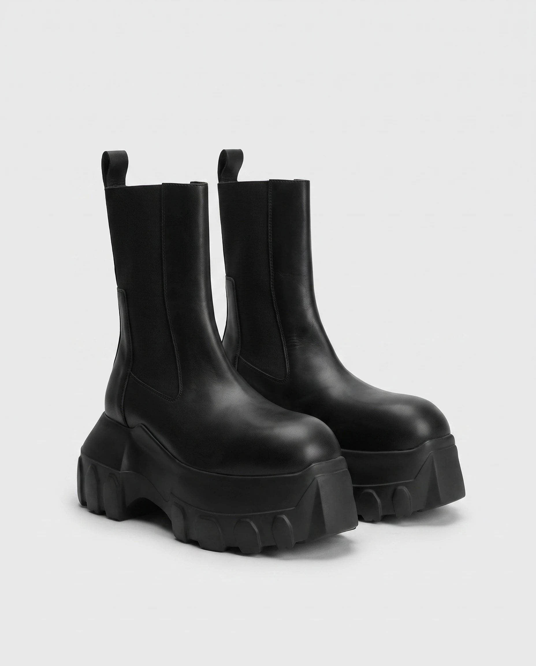 Bottines chelsea à plateforme crantée Maëlle — Noir, paire vue de trois quarts studio