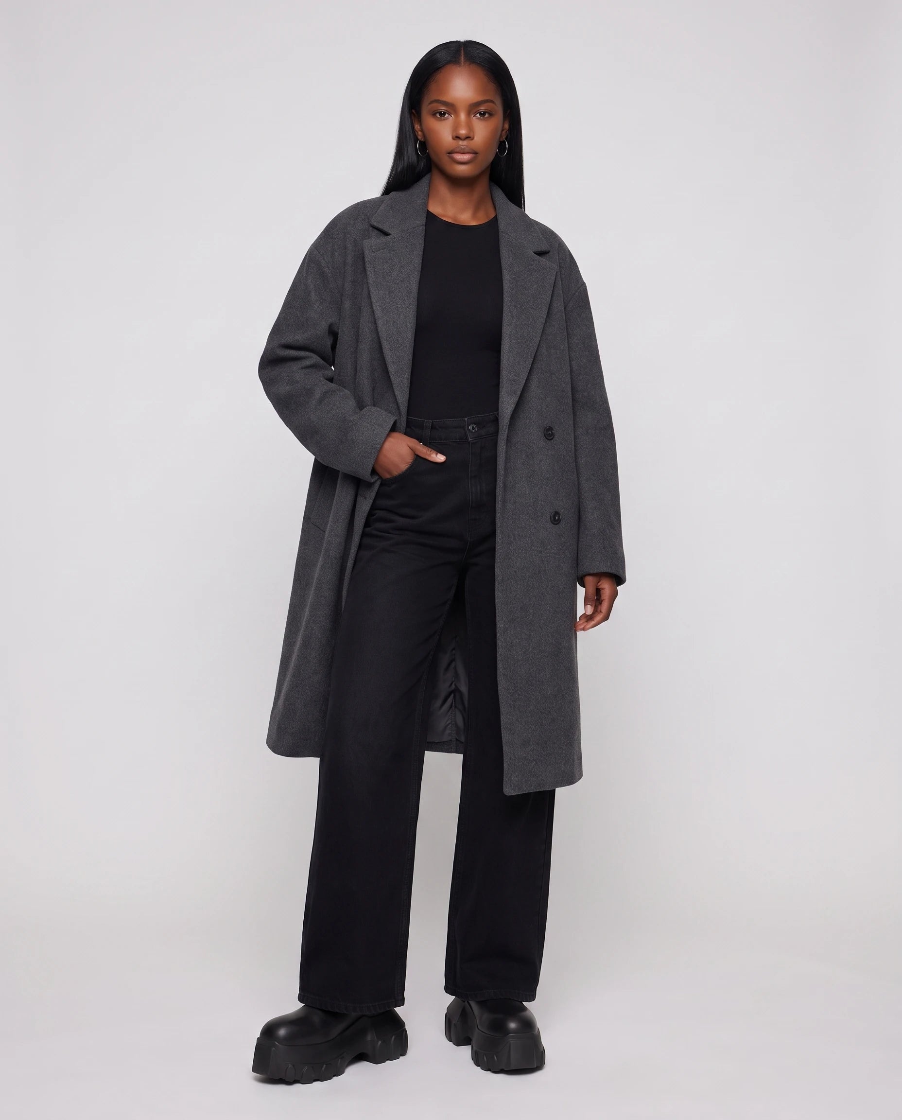 Bottines chelsea à plateforme crantée Maëlle — Noir, portées en plein pied studio