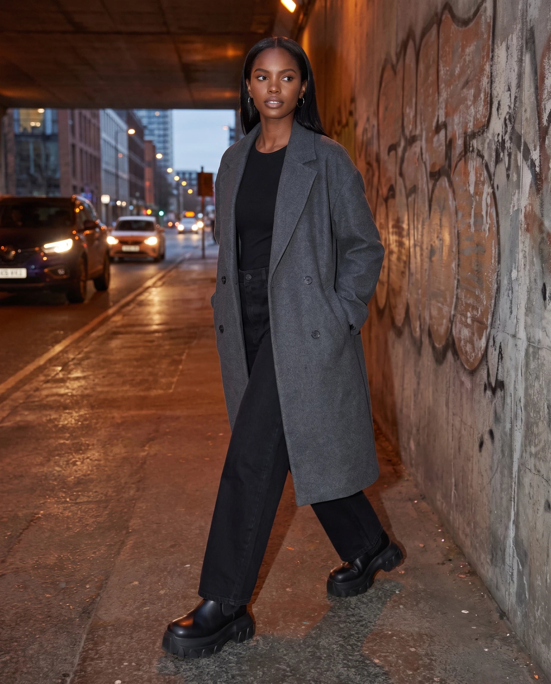 Bottines chelsea à plateforme crantée Maëlle — Noir, portées dans un passage urbain au crépuscule
