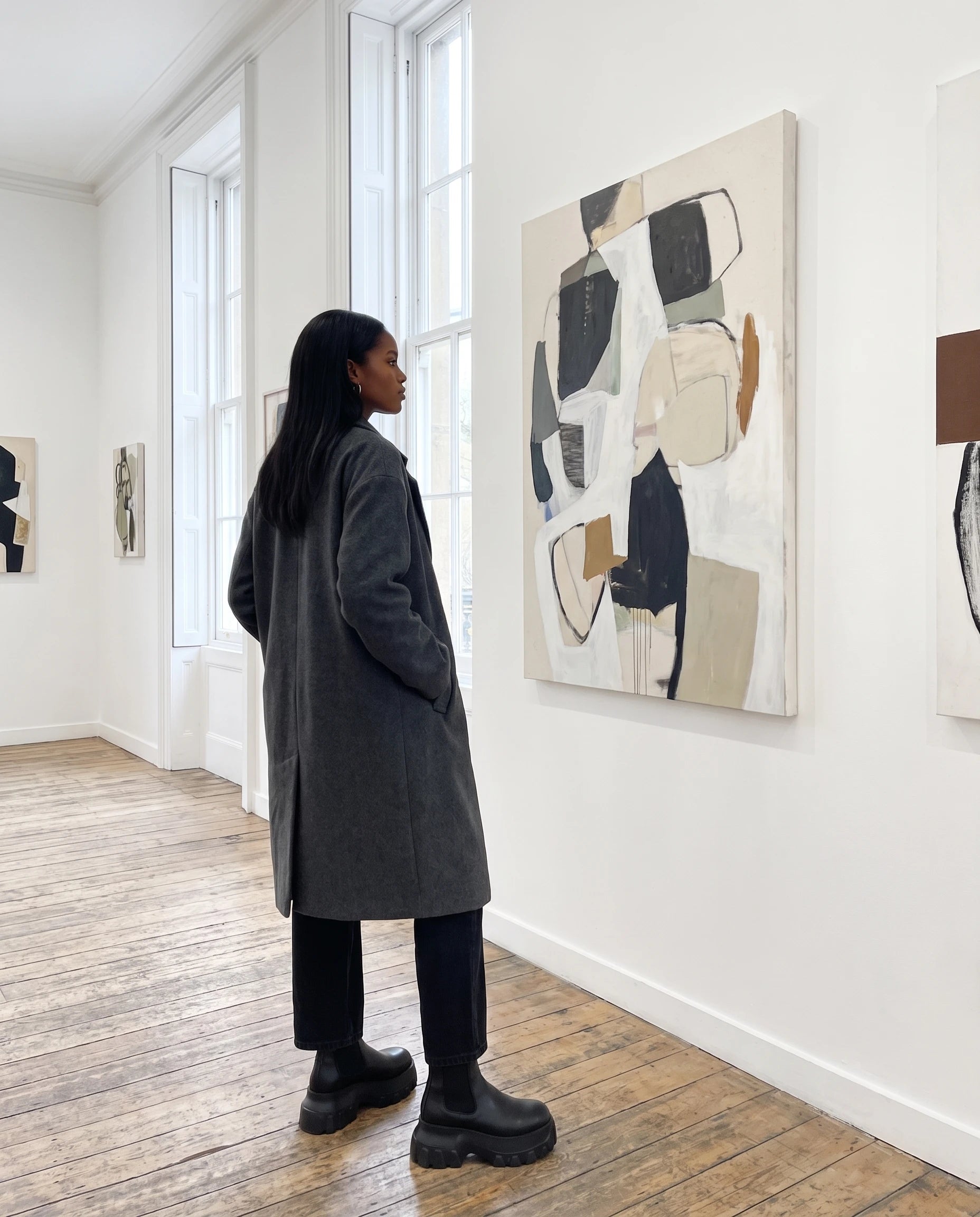 Bottines chelsea à plateforme crantée Maëlle — Noir, portées dans une galerie d'art