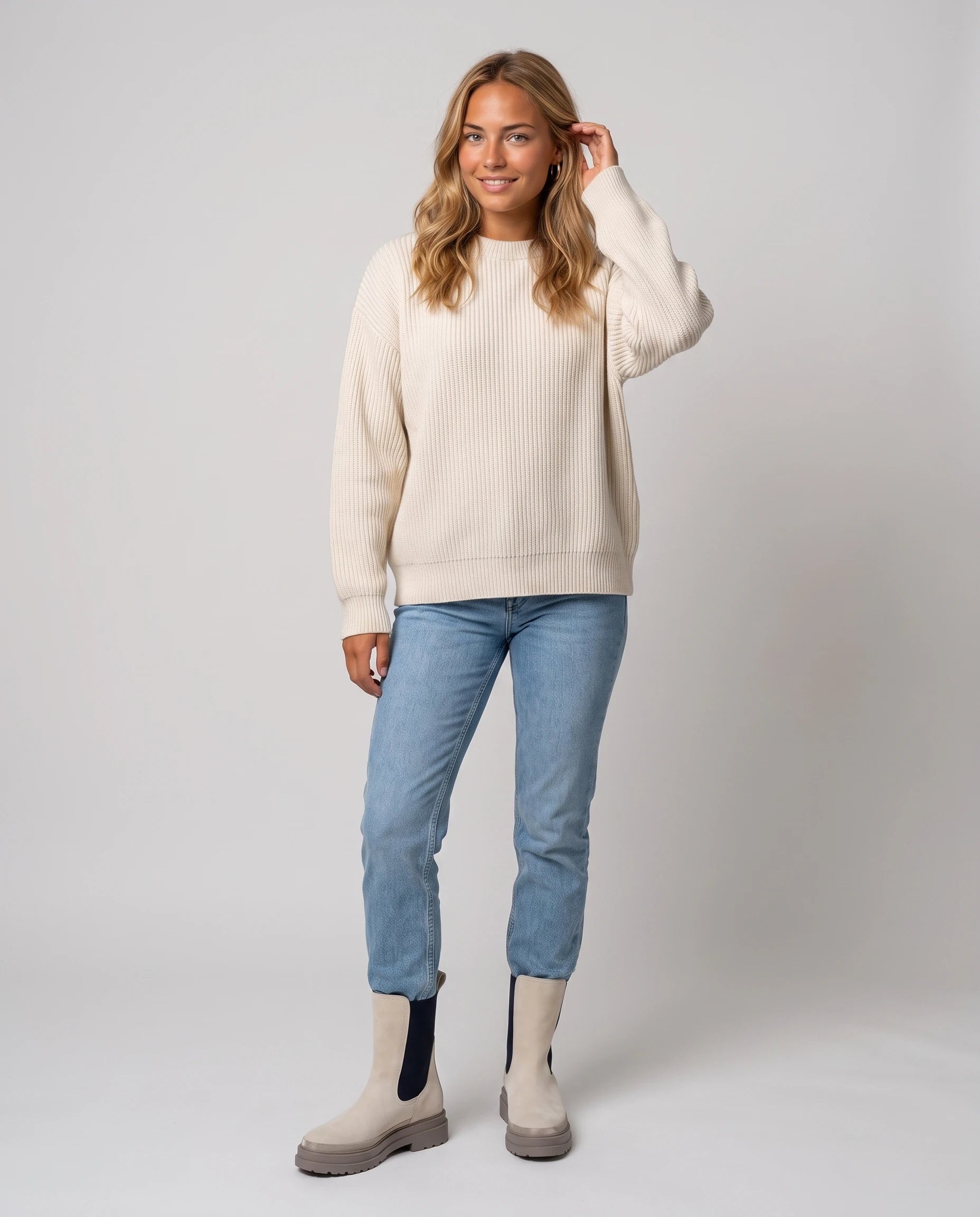 Bottines chelsea en suédine Améline — Blanc Cassé, portées en plein pied studio