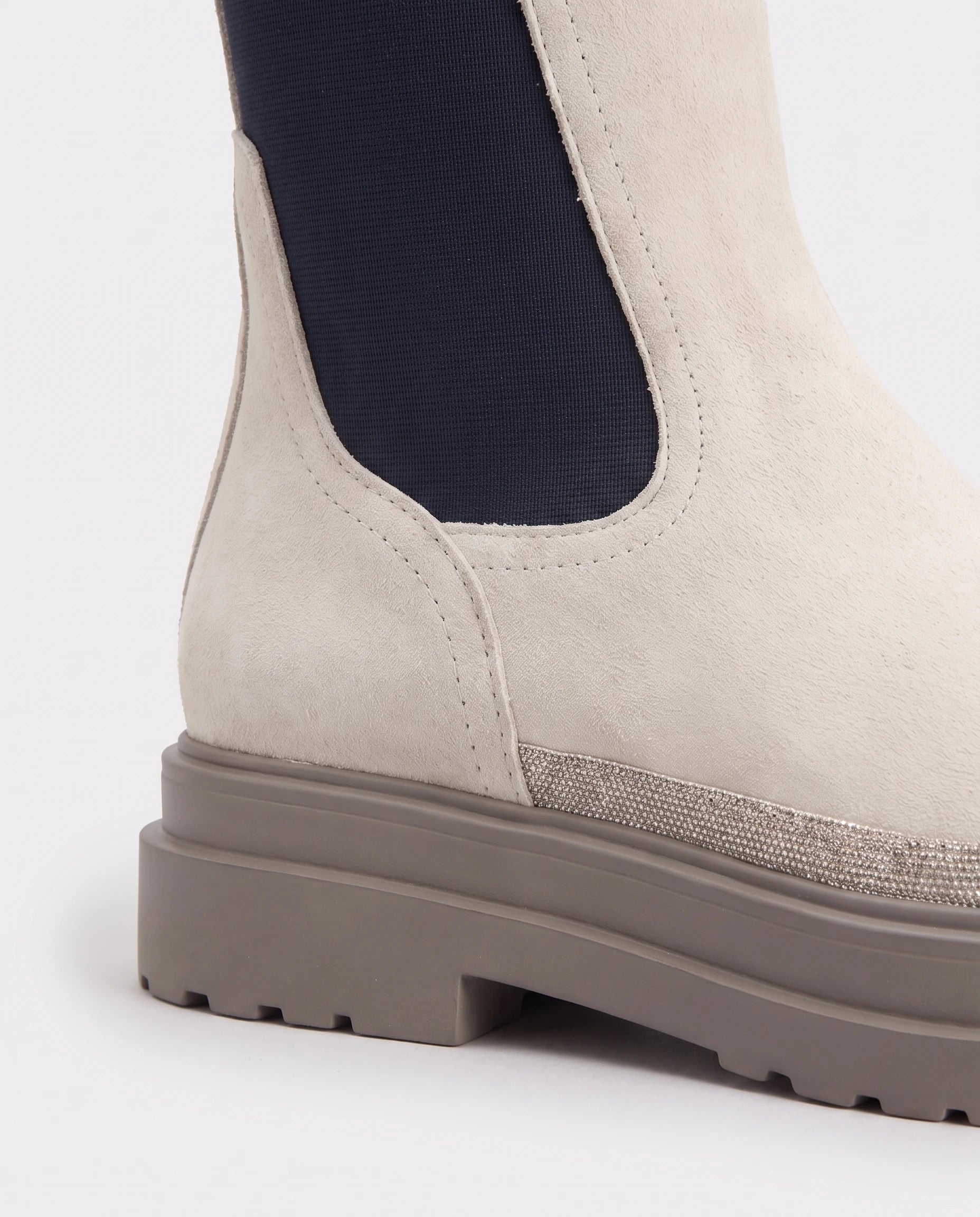 Bottines chelsea en suédine Améline — Blanc Cassé, détail du panneau élastique et du liseré pailleté