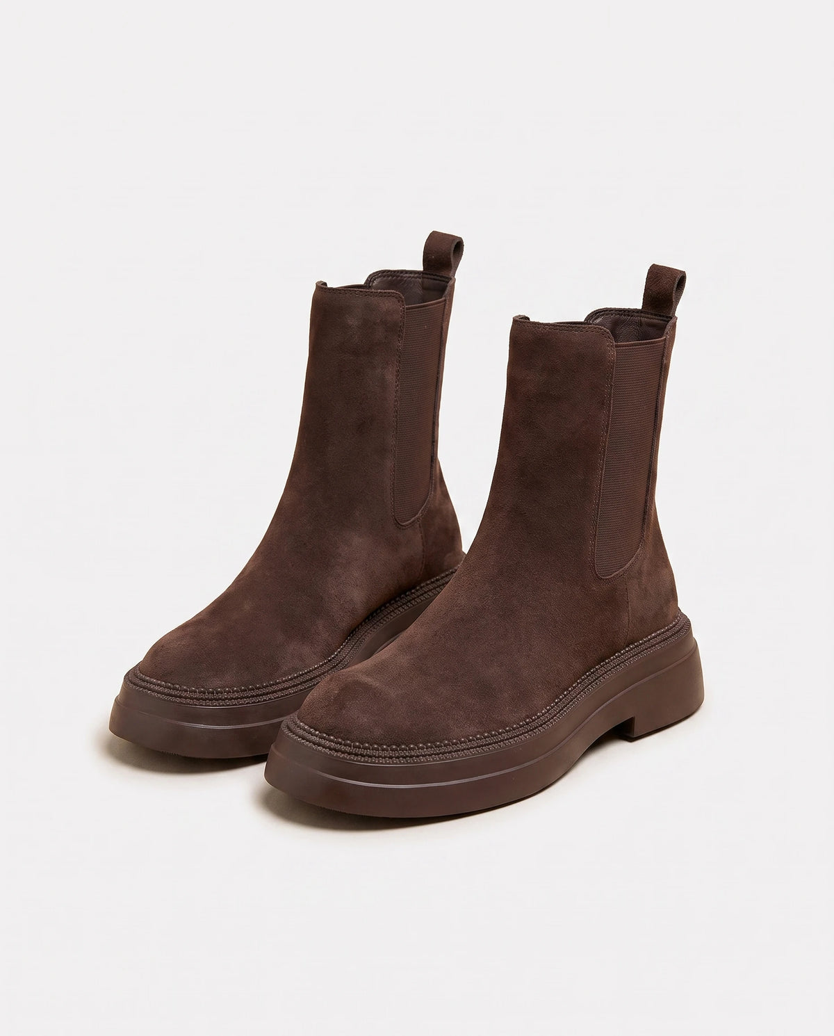Chelsea Boots in Wildlederoptik Améline — Schokobraun, Paar in Dreiviertelansicht im Studio