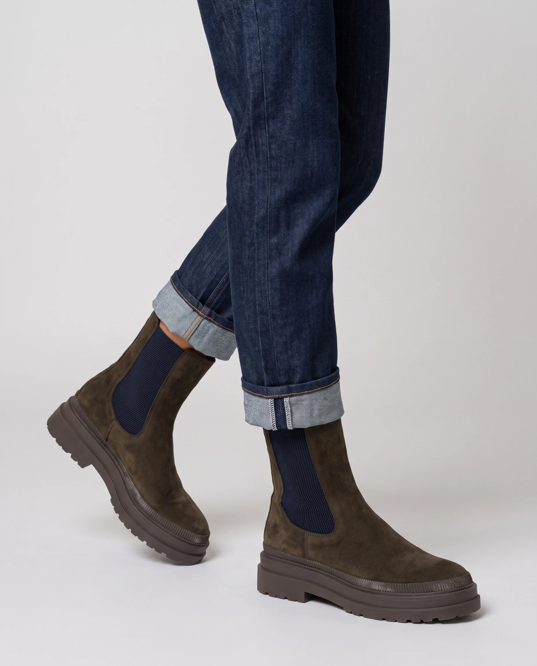 Bottines chelsea en suédine Améline — Kaki, portées en plan rapproché avec un jean brut