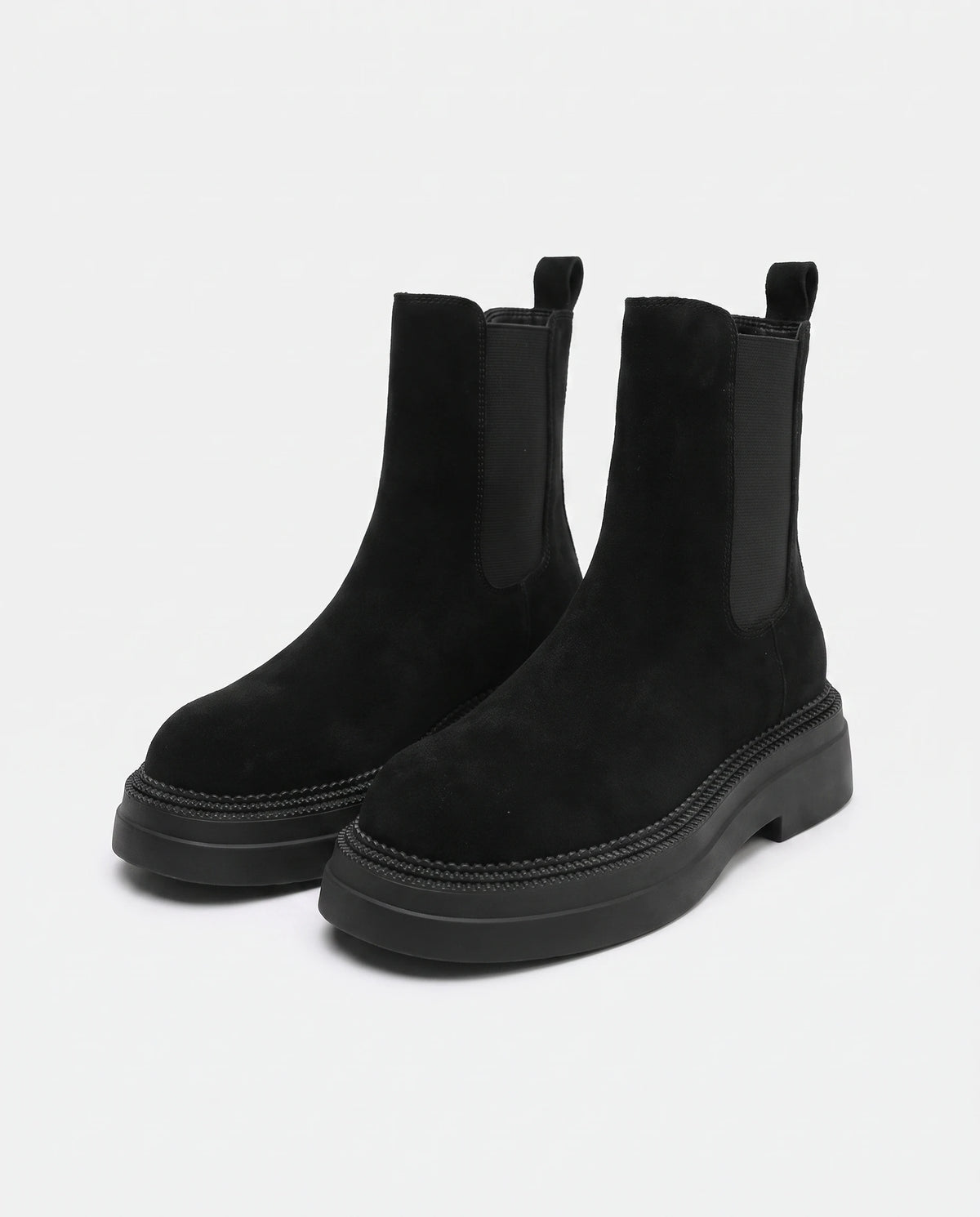 Chelsea Boots in Wildlederoptik Améline — Schwarz, Paar in Dreiviertelansicht im Studio
