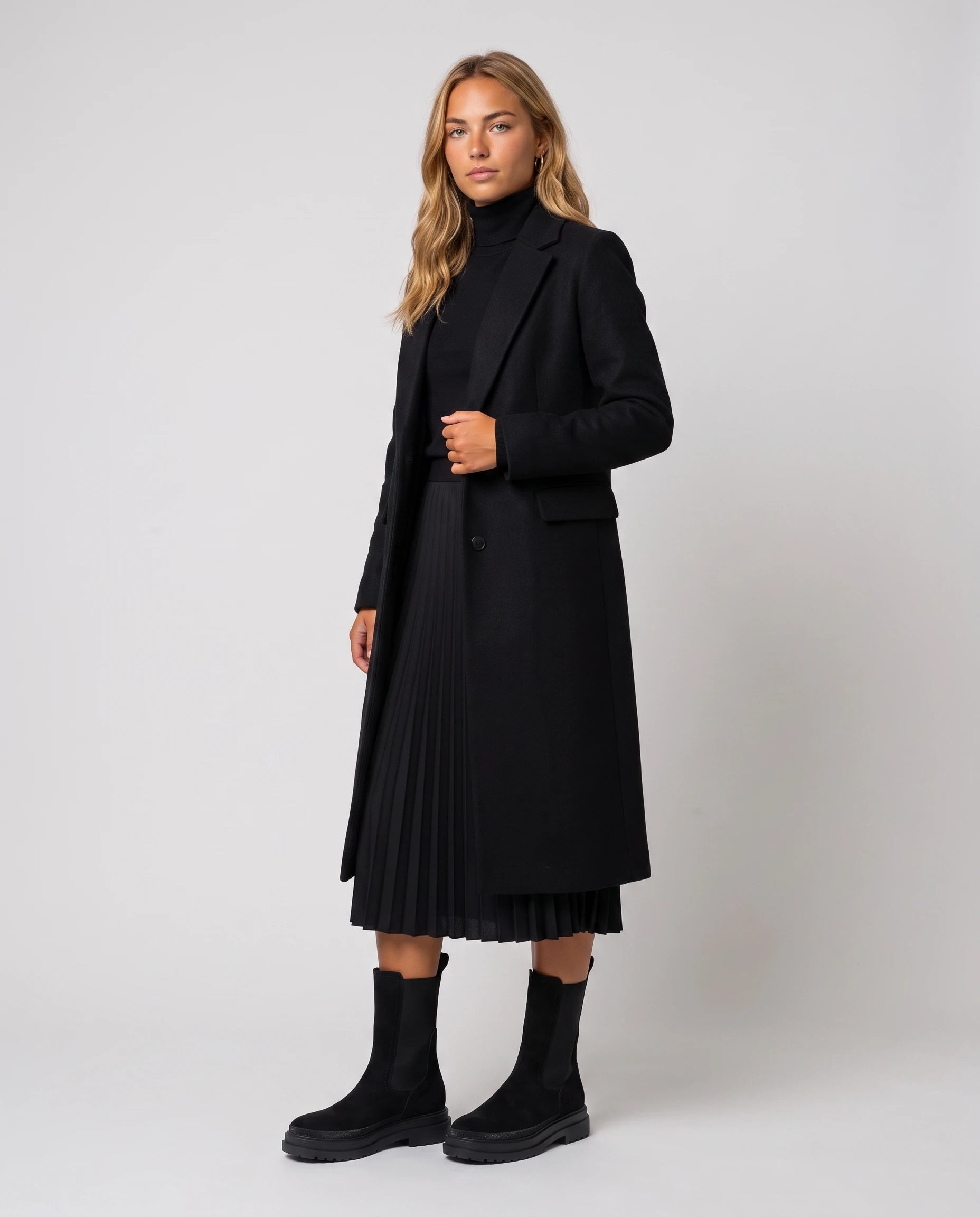 Bottines chelsea en suédine Améline — Noir, portées en plein pied studio