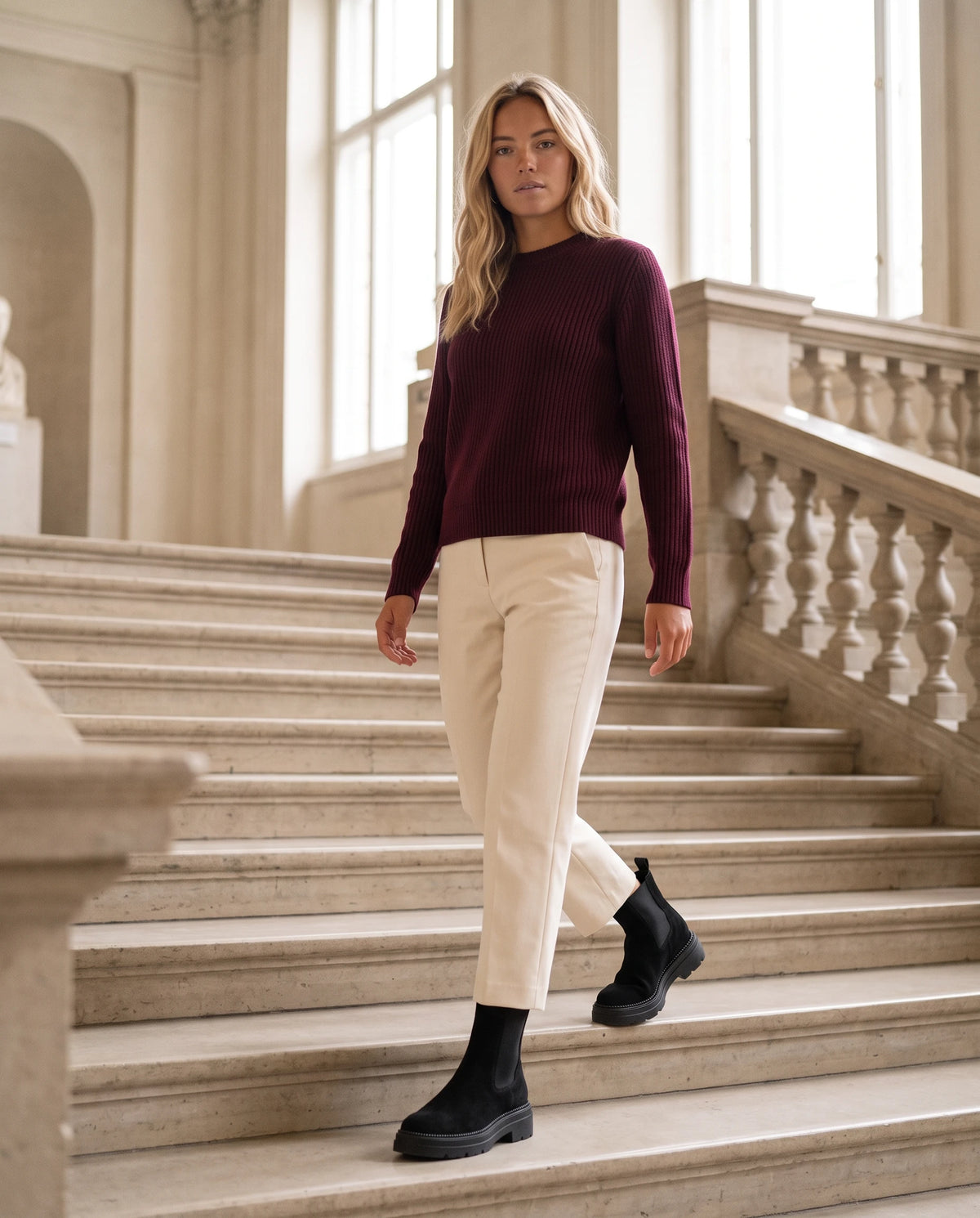 Chelsea Boots in Wildlederoptik Améline — Schwarz, auf einer Steintreppe getragen