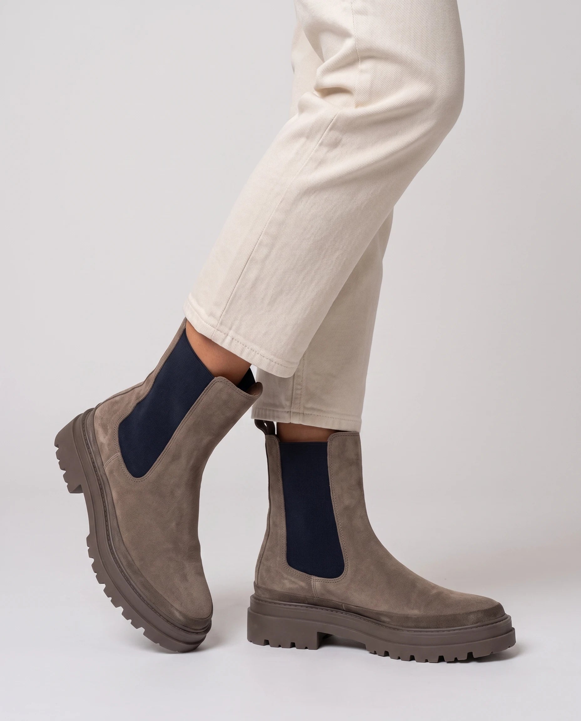 Bottines chelsea en suédine Améline — Taupe, portées en plan rapproché avec un jean écru