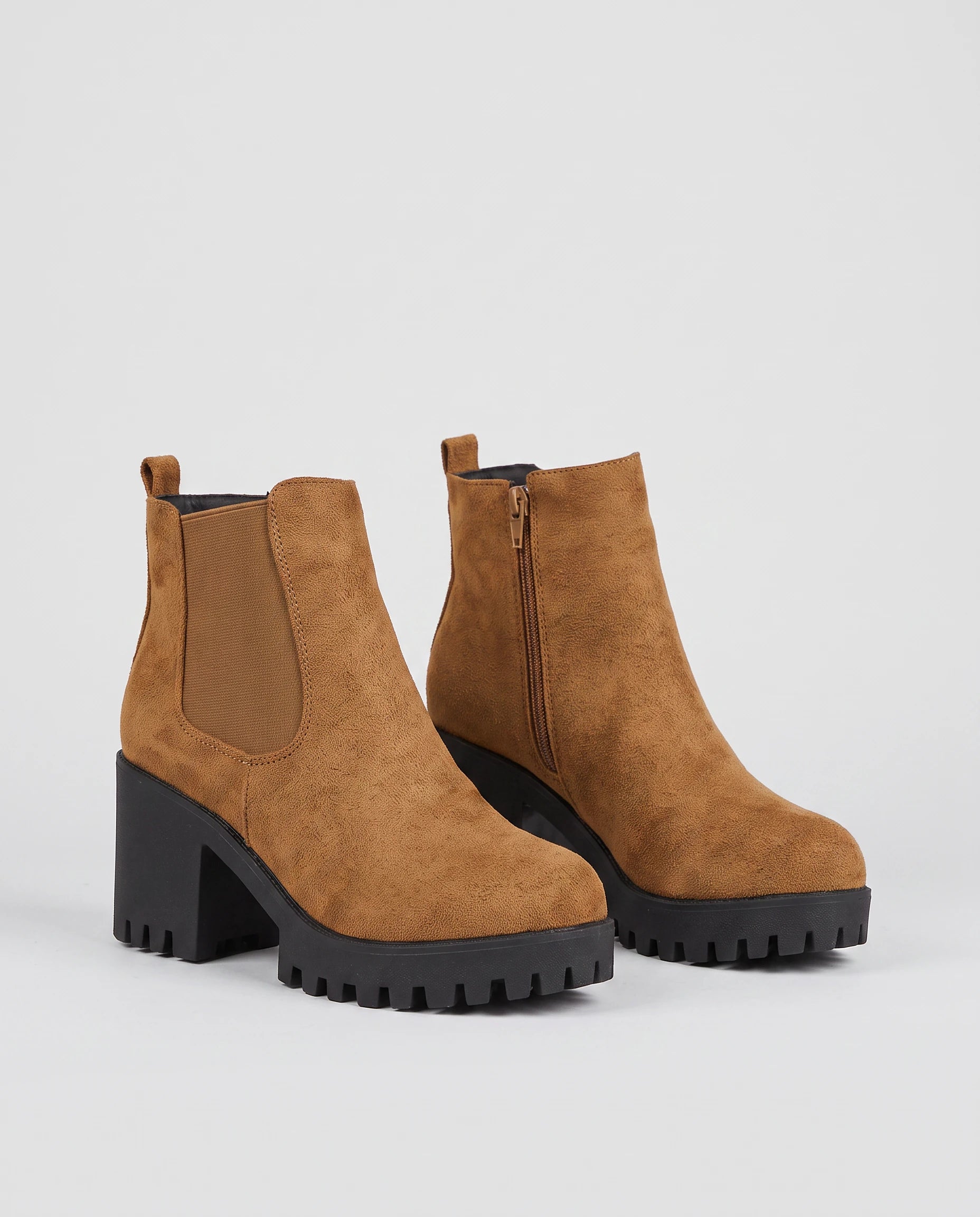 Bottines chelsea à talon en suédine Athalie — Camel, paire vue de trois quarts studio