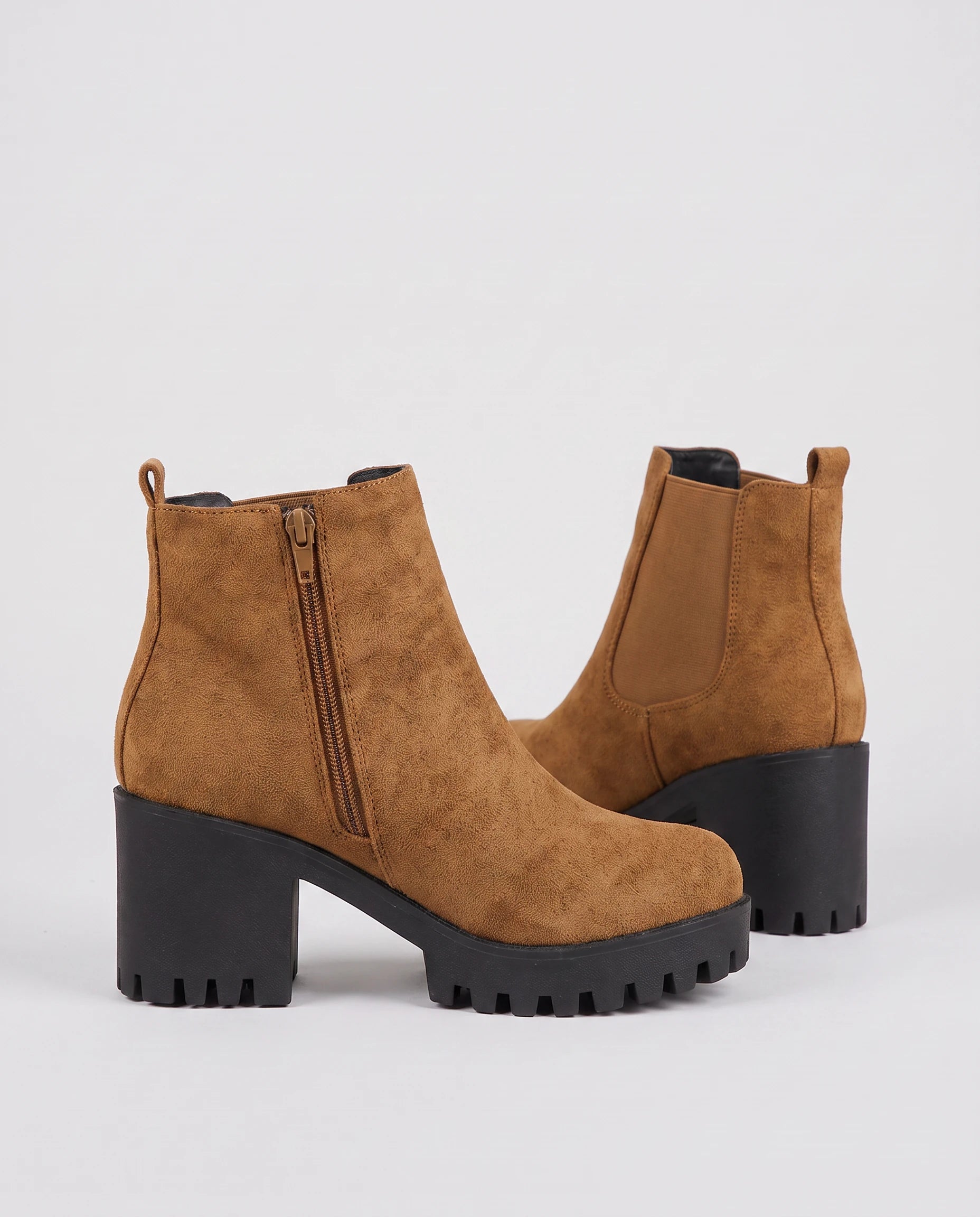 Bottines chelsea à talon en suédine Athalie — Camel, profil avec zip extérieur