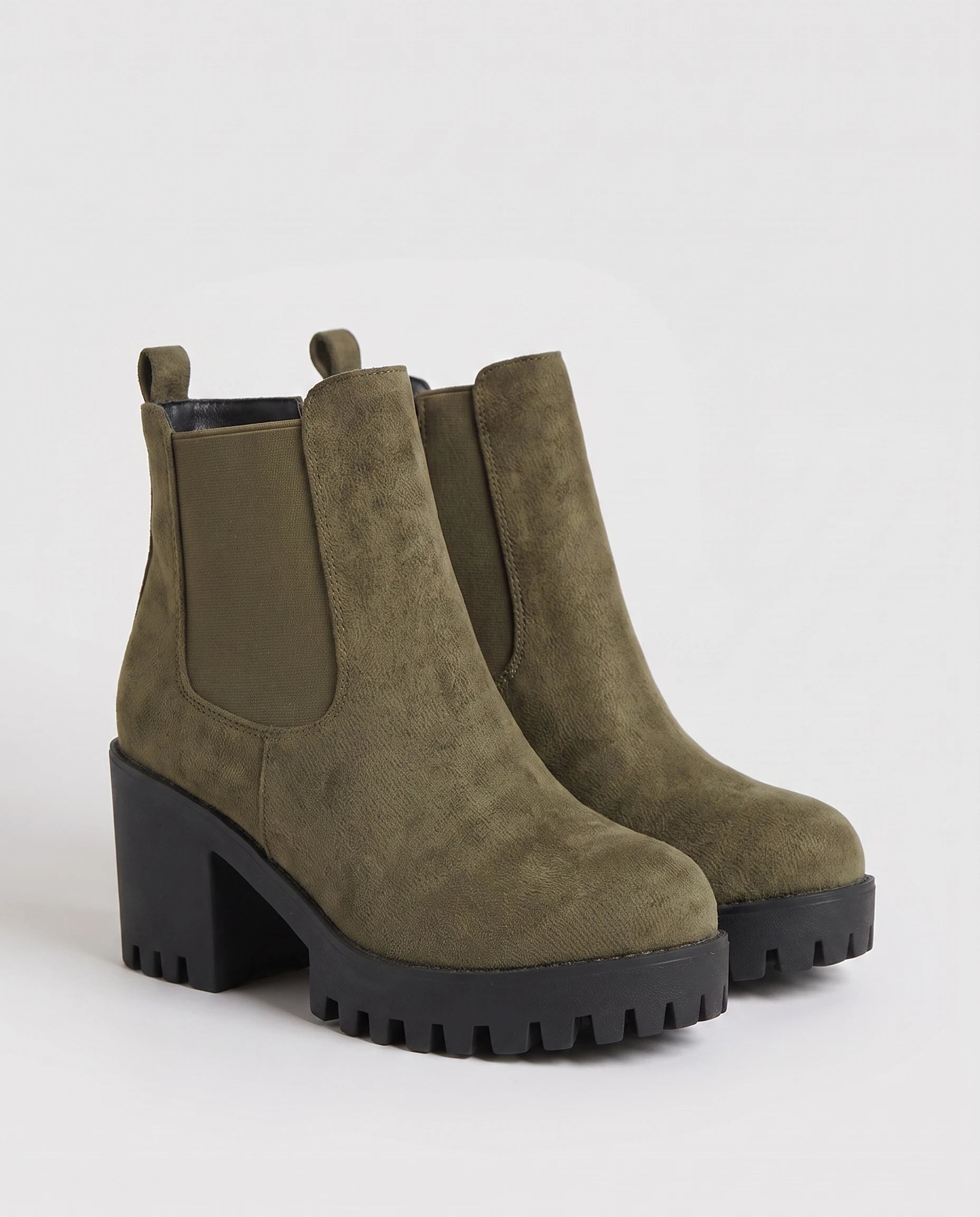 Bottines chelsea à talon en suédine Athalie — Kaki, paire vue de trois quarts studio