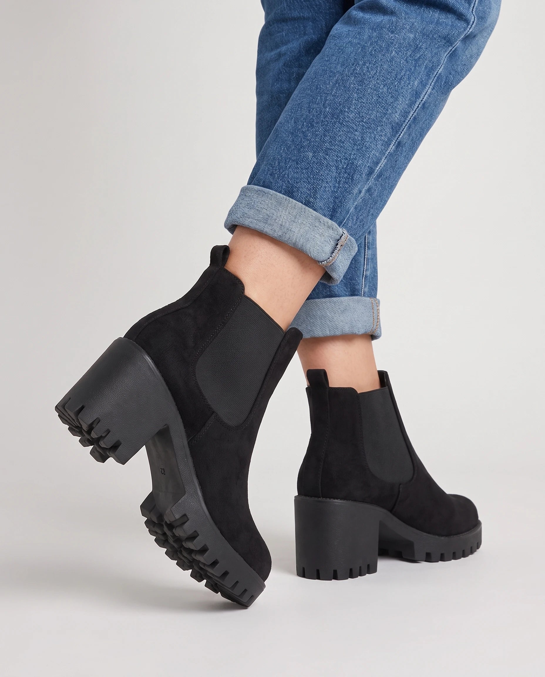 Bottines chelsea à talon en suédine Athalie — Noir, détail du talon bloc et du panneau élastique