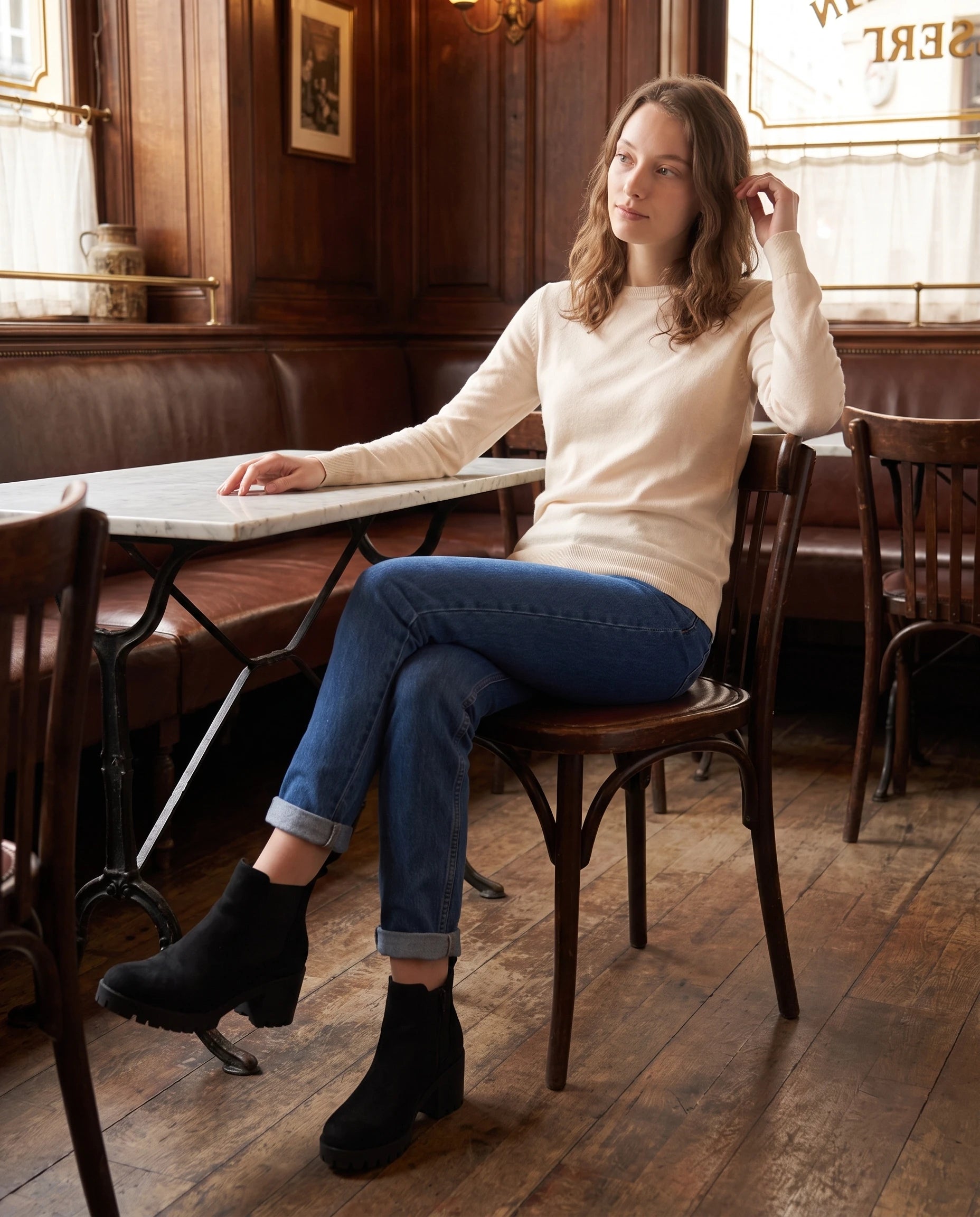 Bottines chelsea à talon en suédine Athalie — Noir, portées assise dans une brasserie