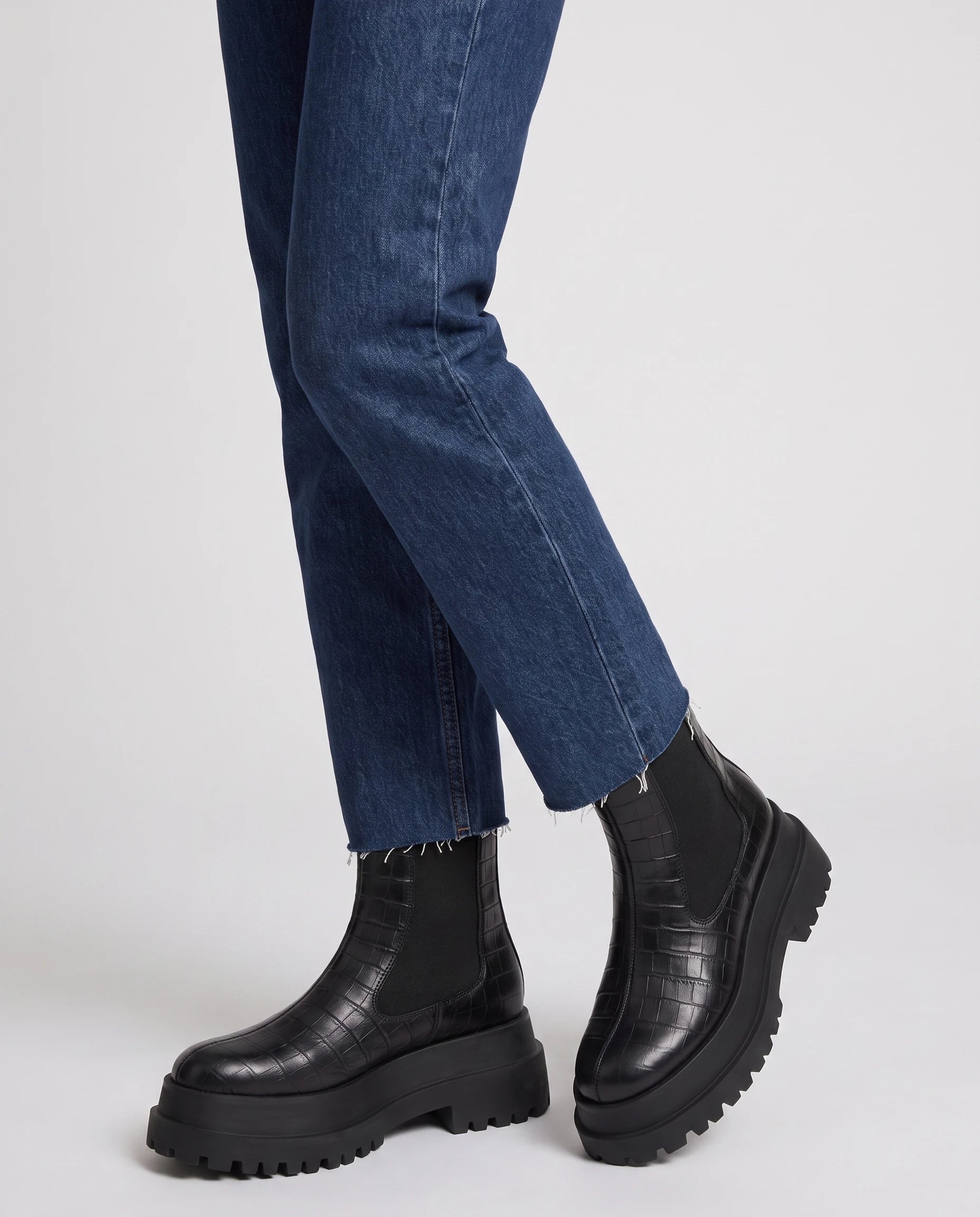 Bottines chelsea vernies à plateforme Gaëlle — Noir Croco, portées en plan rapproché avec un jean brut