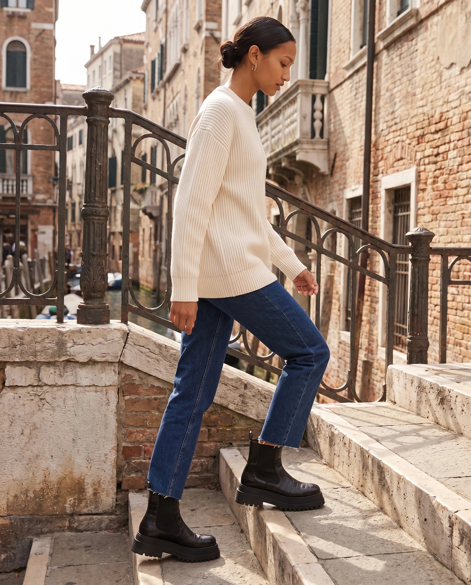Bottines chelsea vernies à plateforme Gaëlle — Noir Croco, portées sur un escalier de pierre