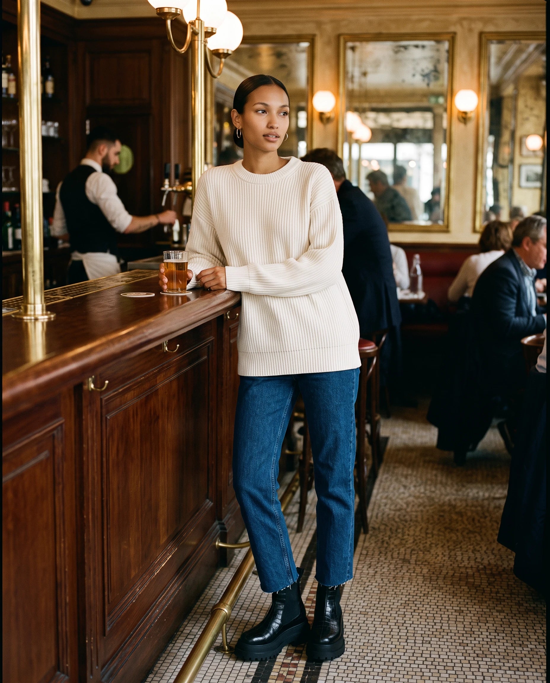 Bottines chelsea vernies à plateforme Gaëlle — Noir Croco, portées dans une brasserie
