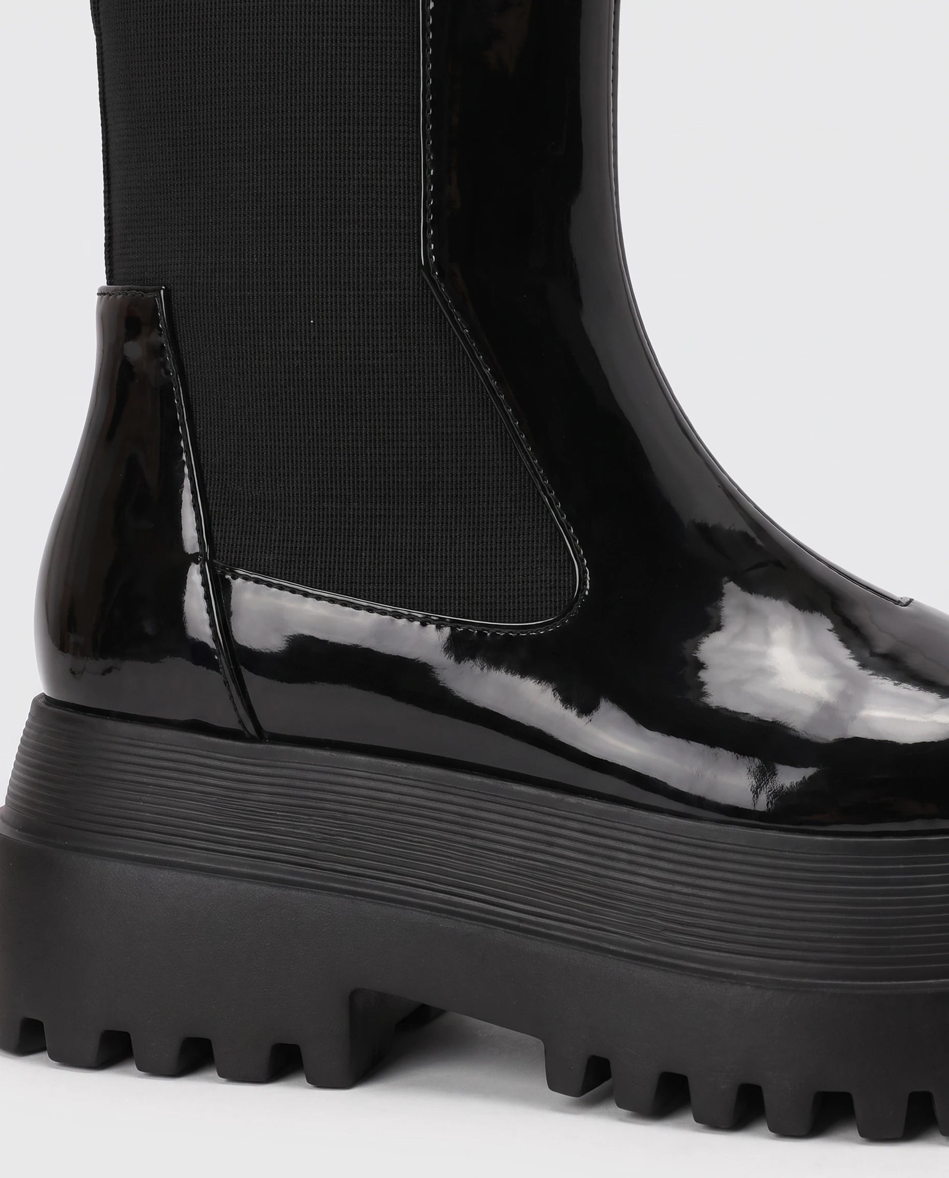 Bottines chelsea vernies à plateforme Gaëlle — Noir Verni, détail du fini brillant et de la semelle crantée