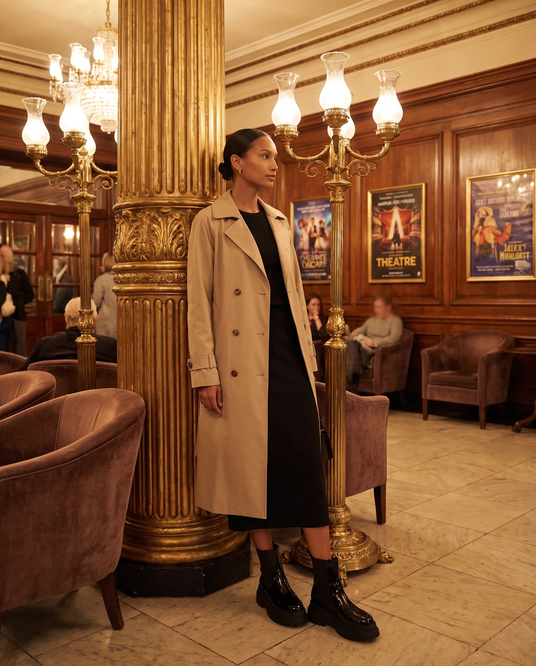 Bottines chelsea vernies à plateforme Gaëlle — Noir Verni, portées dans un foyer de théâtre