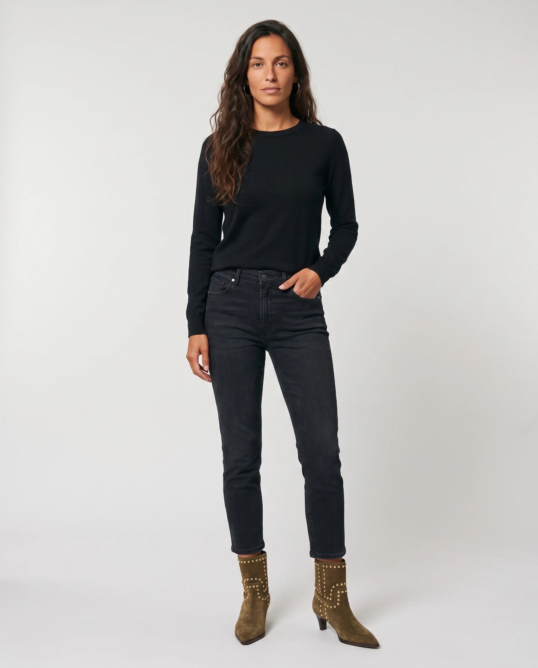 Bottines cloutées en suédine Armande — Kaki, portées en plein pied studio