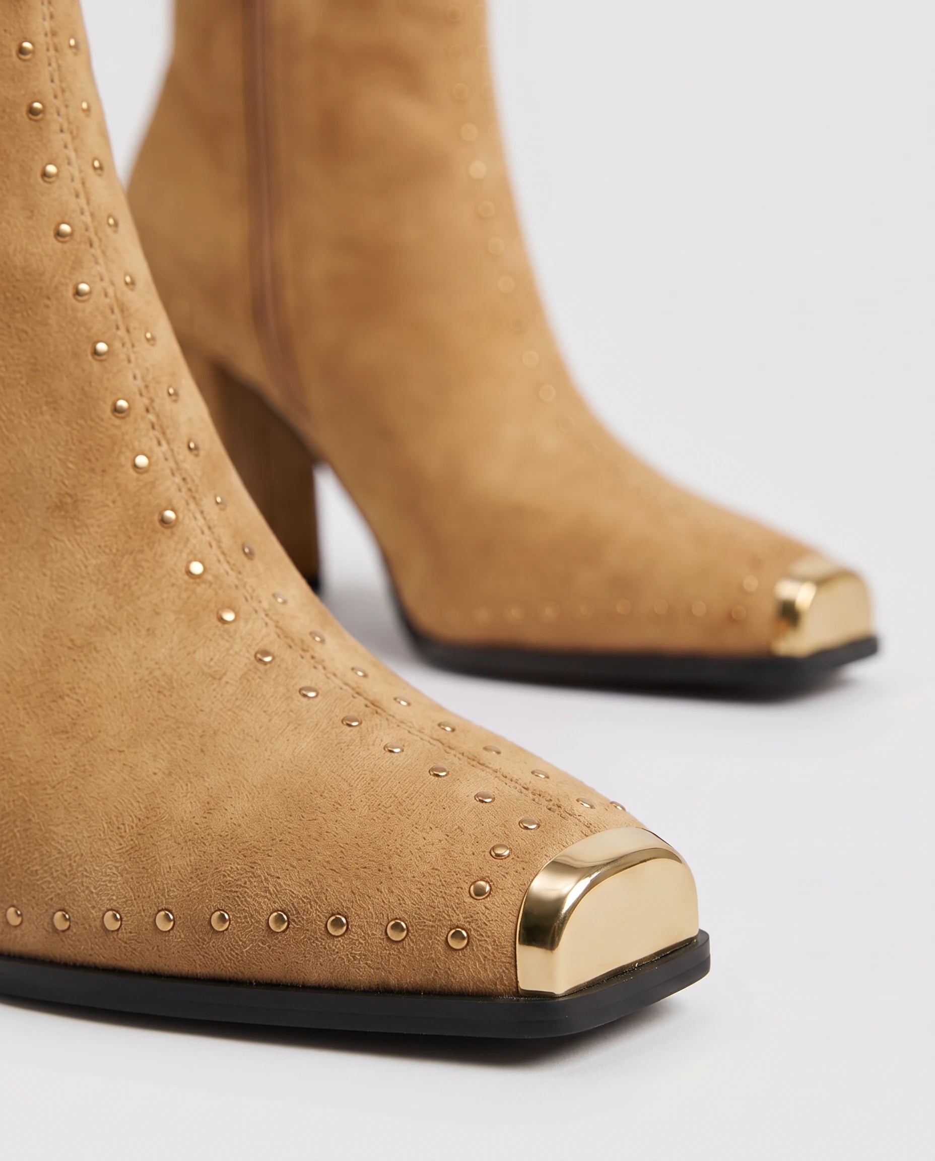 Bottines cloutées à bout métal en suédine Benoîte — Camel, packshot vue complémentaire
