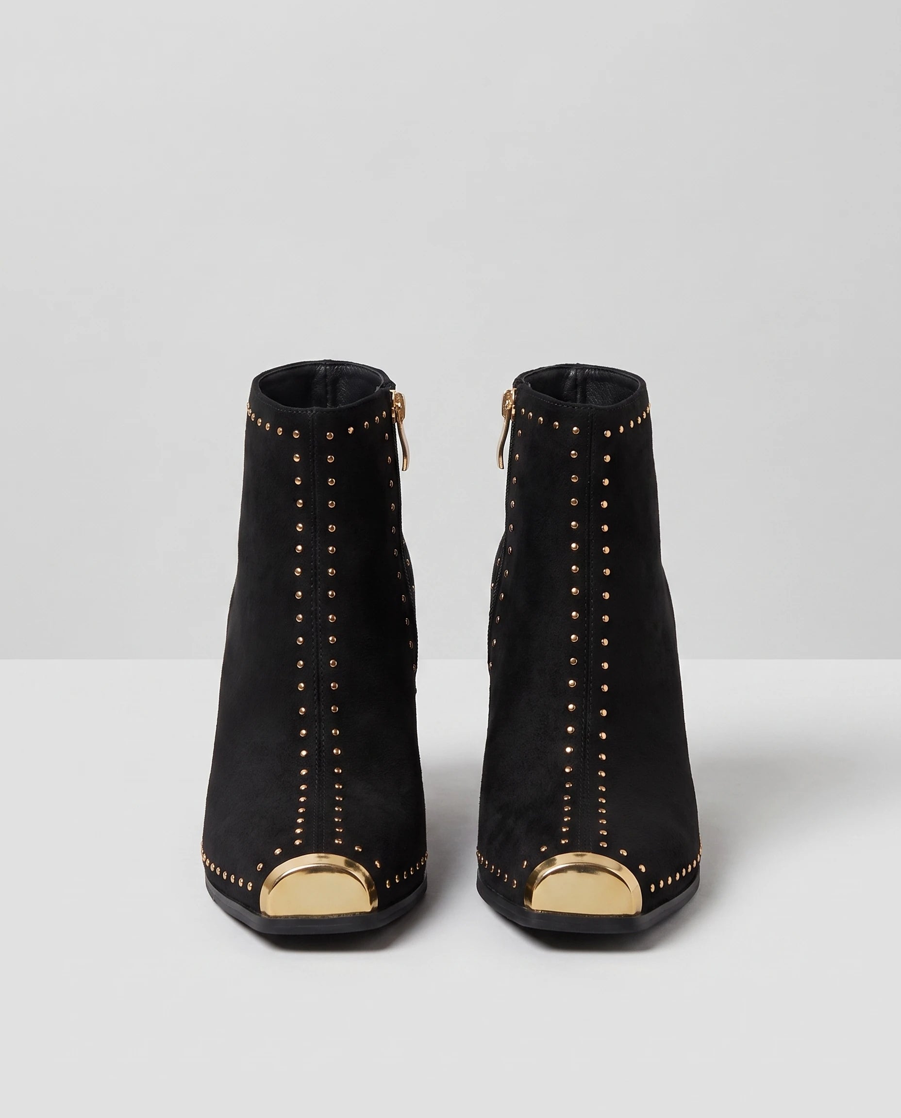 Bottines cloutées à bout métal en suédine Benoîte — Noir, paire en packshot studio