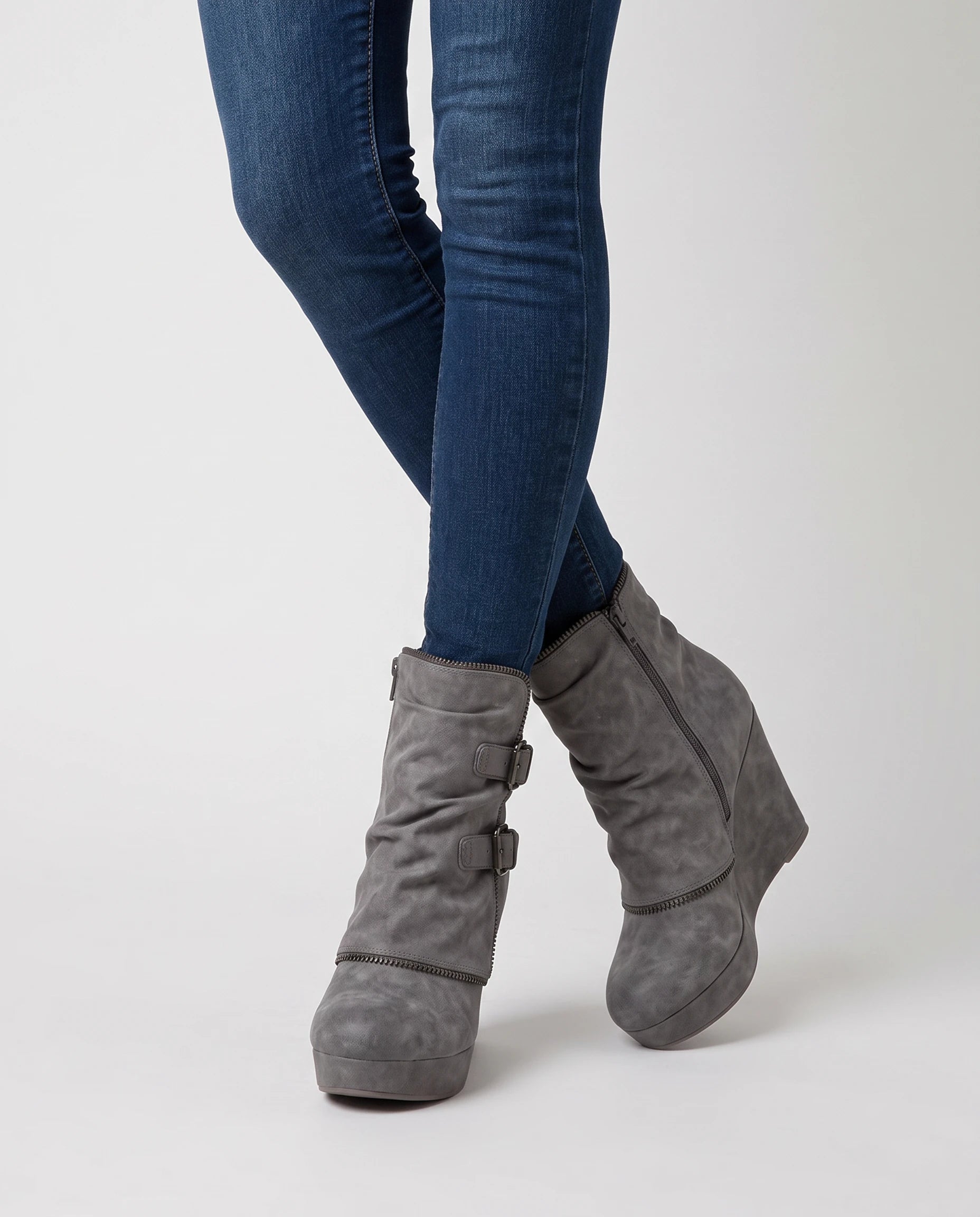 Bottines compensées à boucles en suédine Ermeline — Gris, portées en plan rapproché