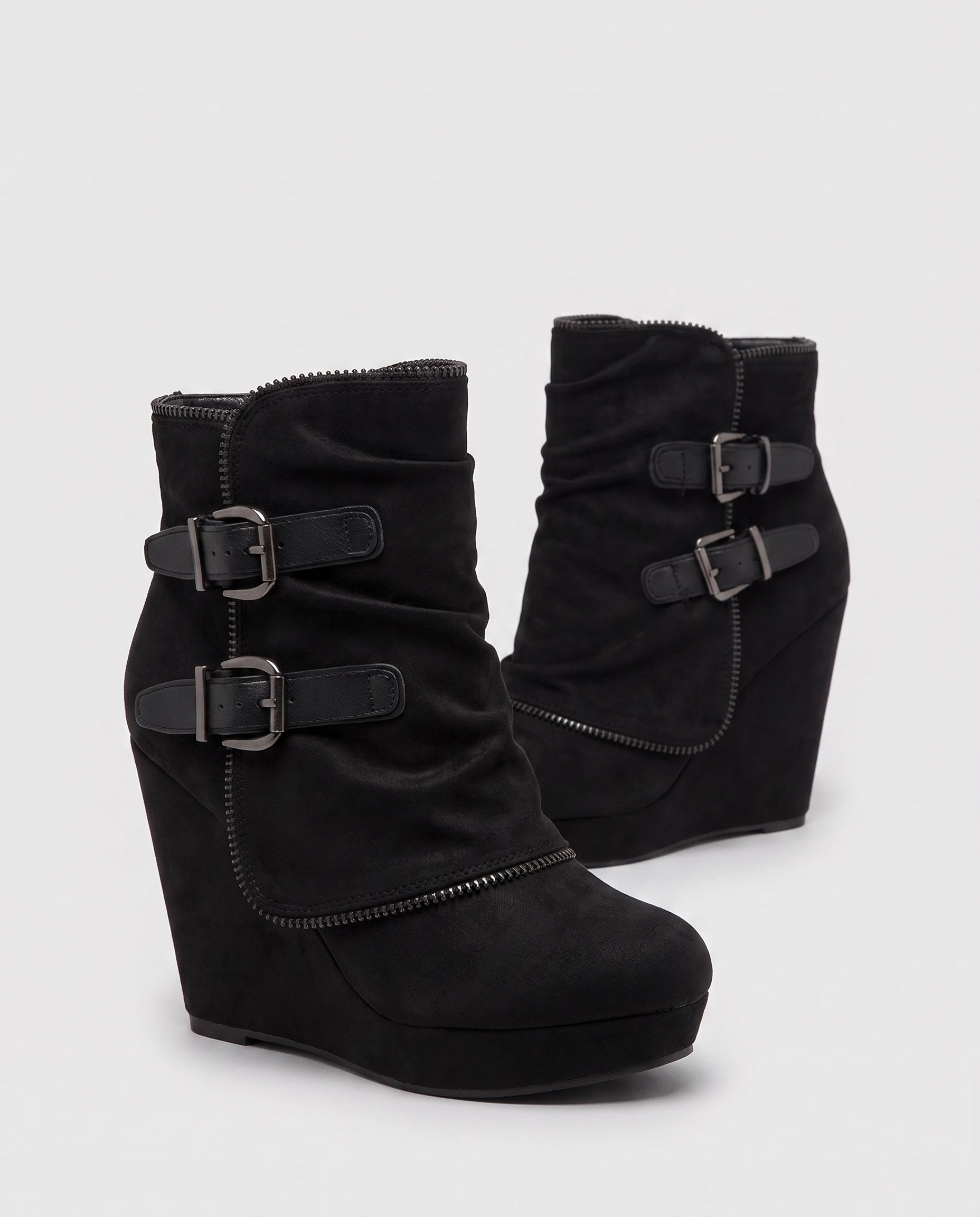 Bottines compensées à boucles en suédine Ermeline — Noir, paire en packshot studio