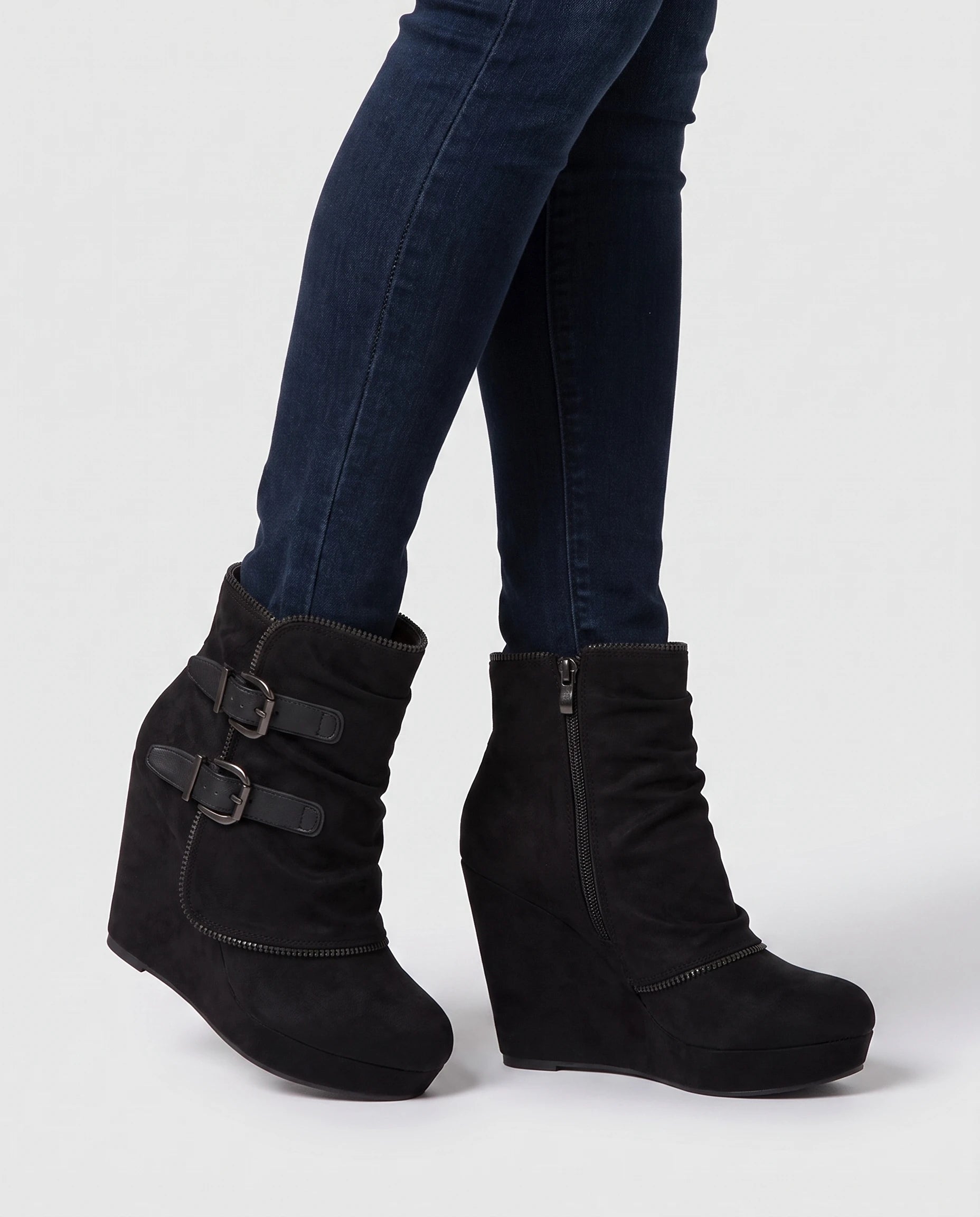 Bottines compensées à boucles en suédine Ermeline — Noir, portées en plan rapproché