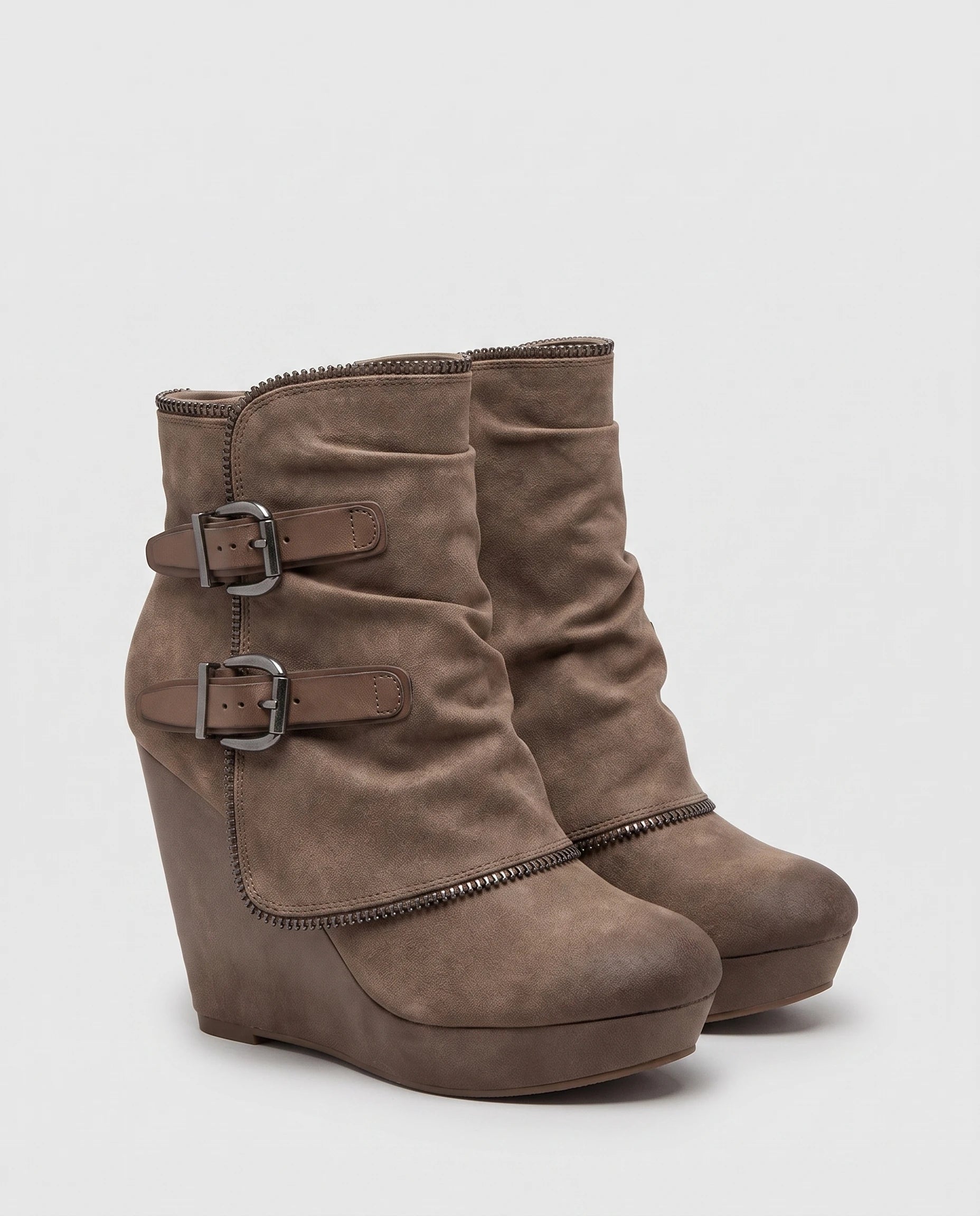 Bottines compensées à boucles en suédine Ermeline — Taupe, paire en packshot studio