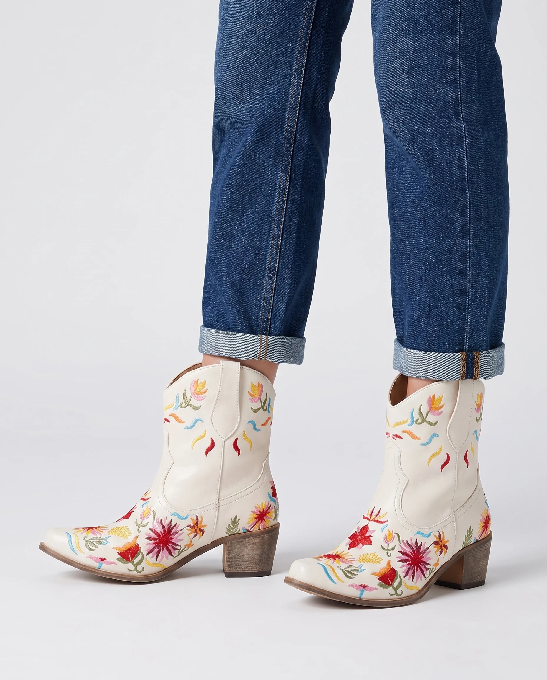 Bottines santiags à broderie florale en simili Émerance Blanc — portées, plan rapproché