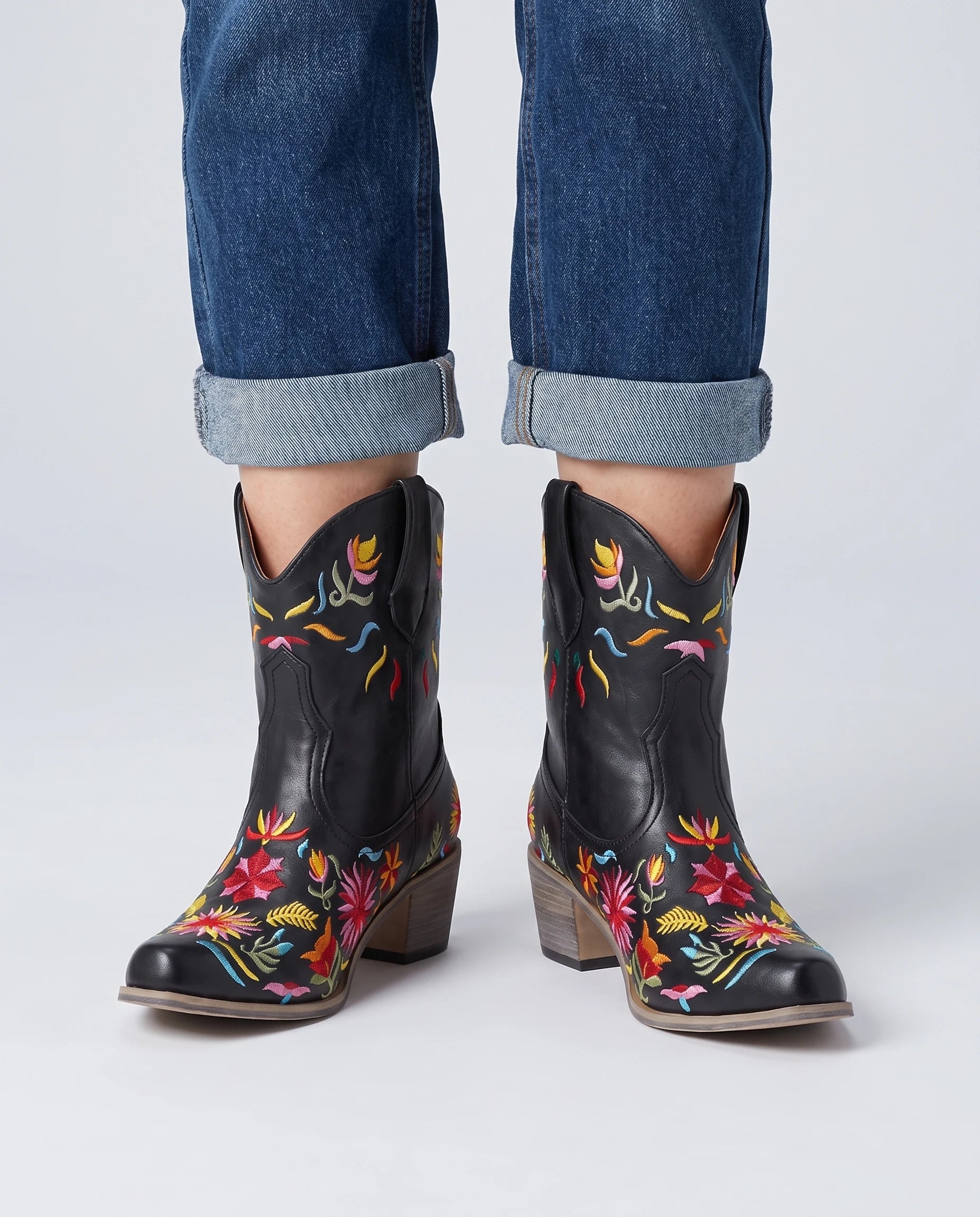 Bottines santiags à broderie florale en simili Émerance Noir — portées, plan rapproché