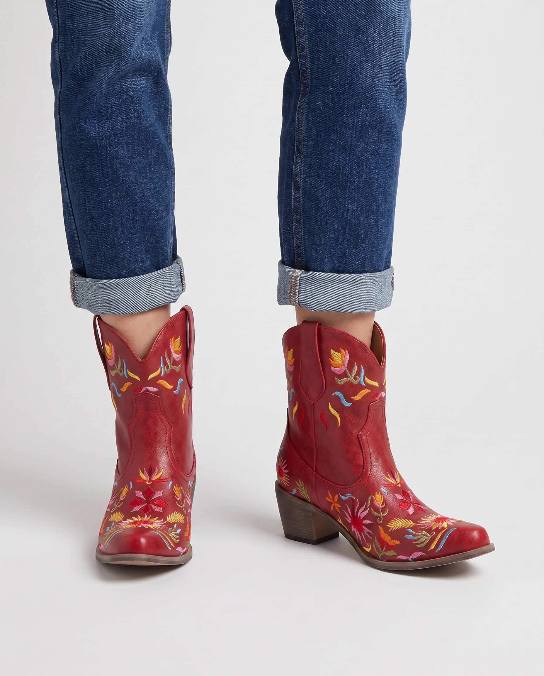 Bottines santiags à broderie florale en simili Émerance Rouge — portées, plan rapproché
