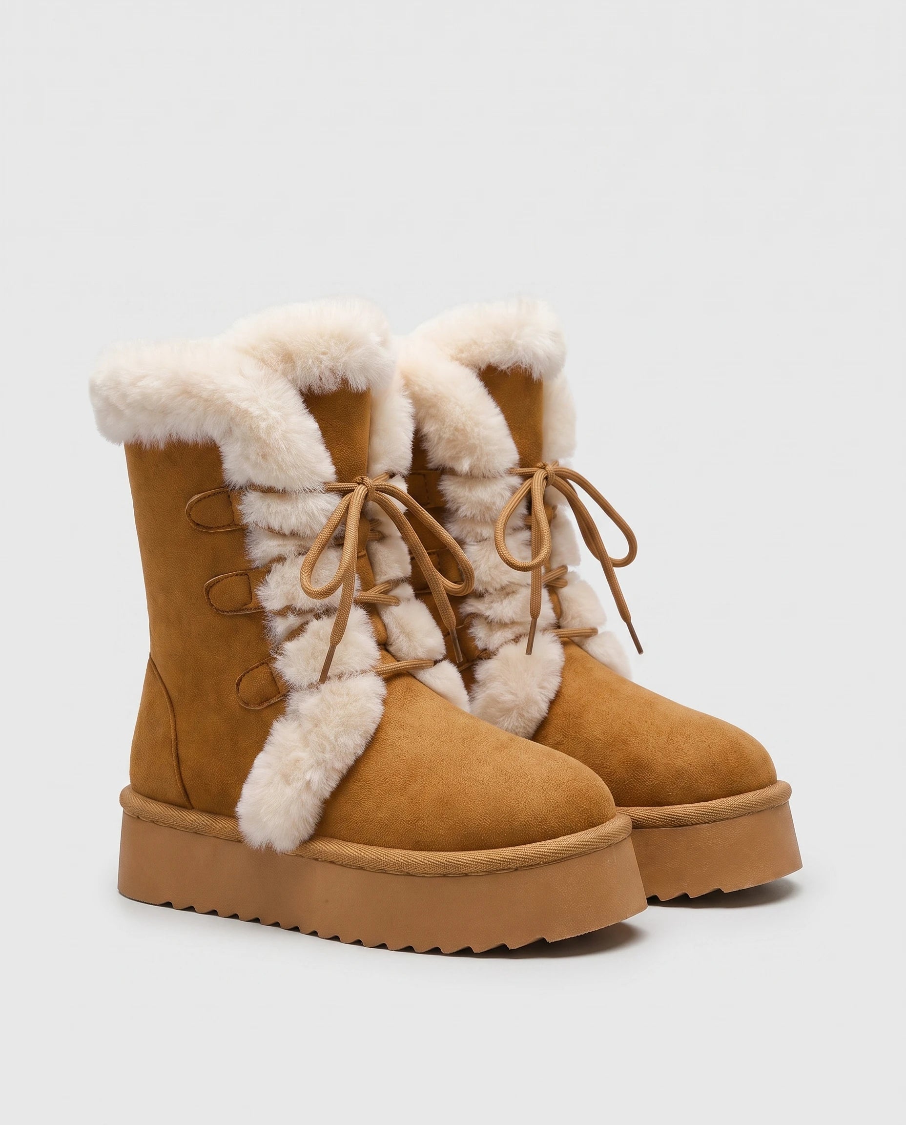 Bottines fourrées à lacets en suédine Toinette — Camel, paire en packshot studio