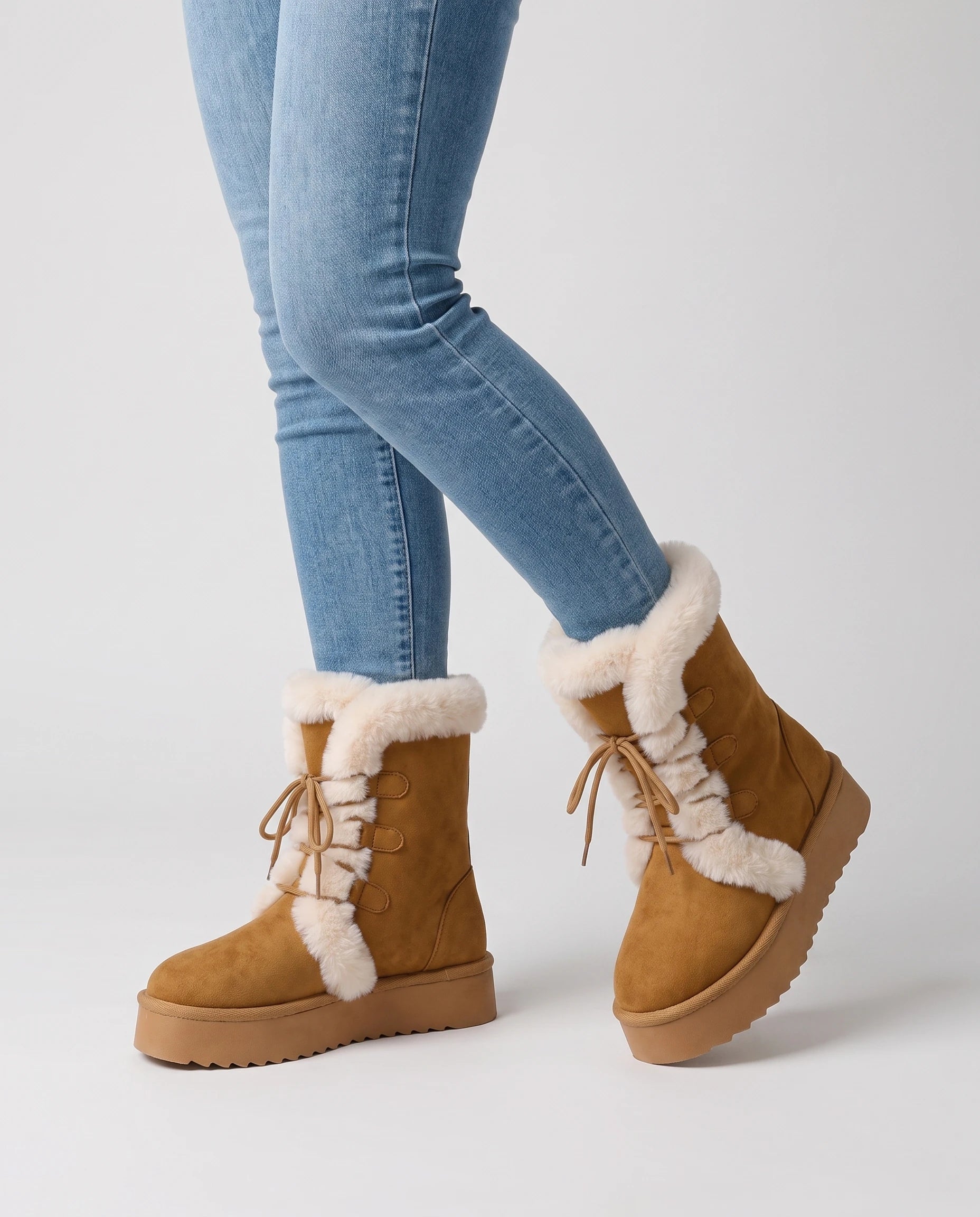 Bottines fourrées à lacets en suédine Toinette — Camel, portées en plan rapproché
