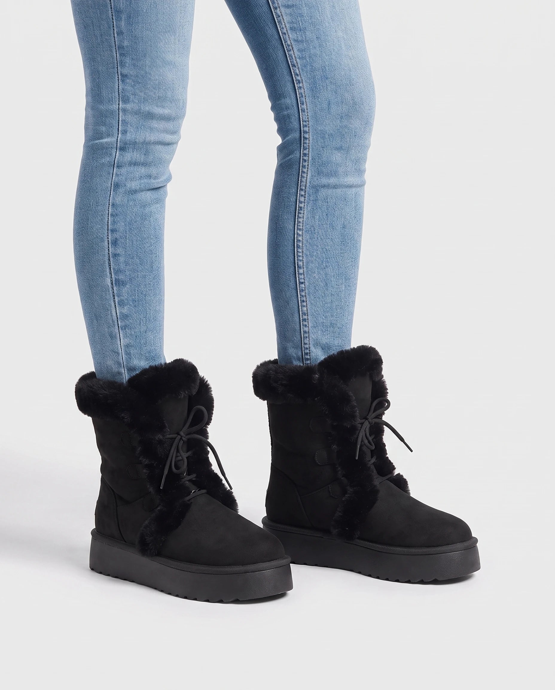 Bottines fourrées à lacets en suédine Toinette — Noir, portées en plan rapproché