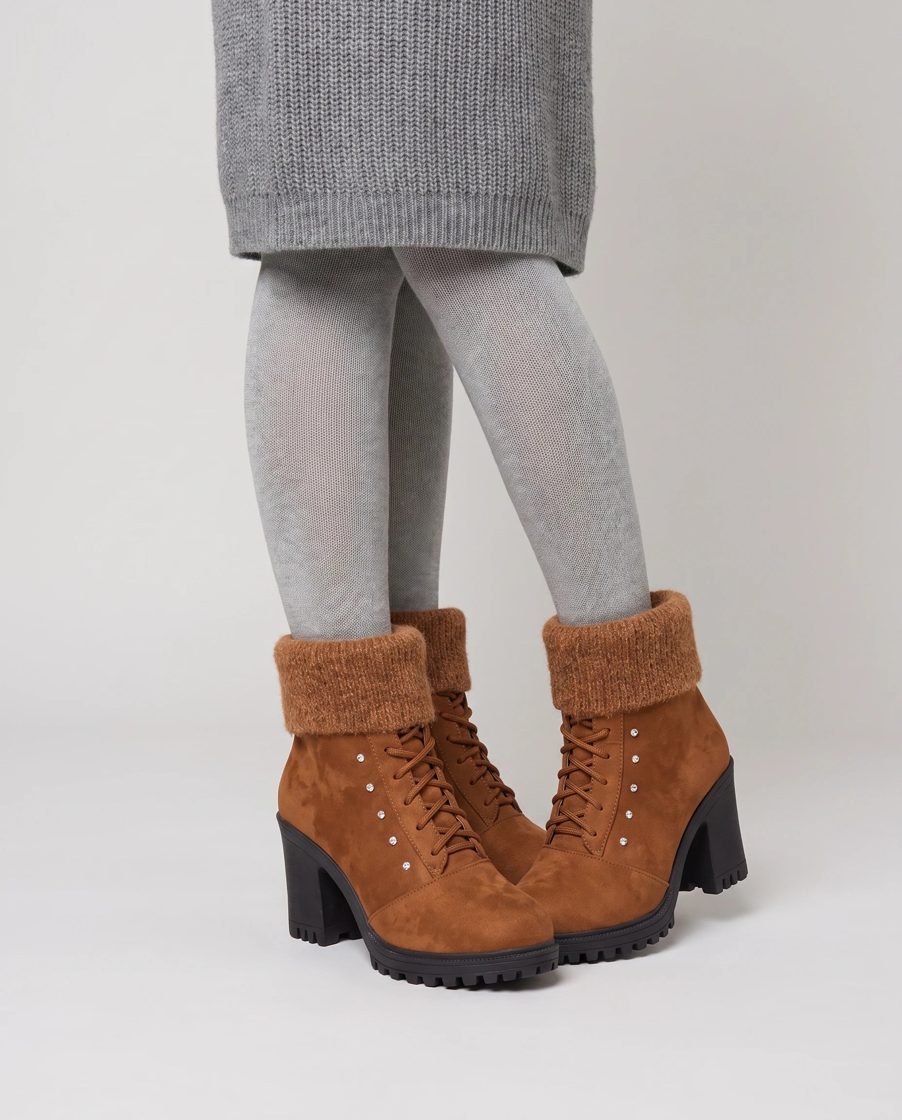 Bottines fourrées à talon et revers en maille Lucrèce — Cognac, portées en plan rapproché, pieds parallèles