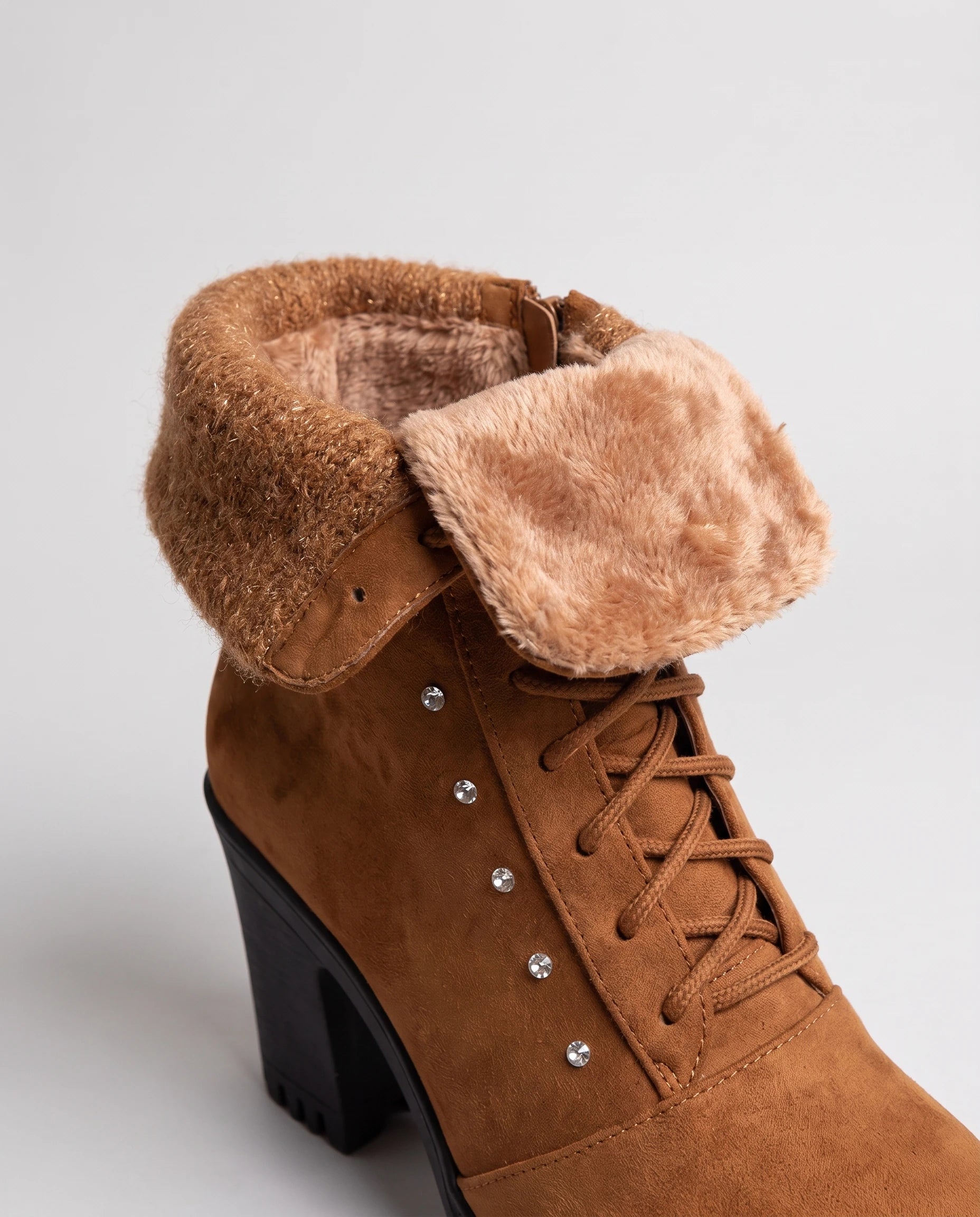 Bottines fourrées à talon et revers en maille Lucrèce — Cognac, détail du revers en maille relevé et de la doublure peluche