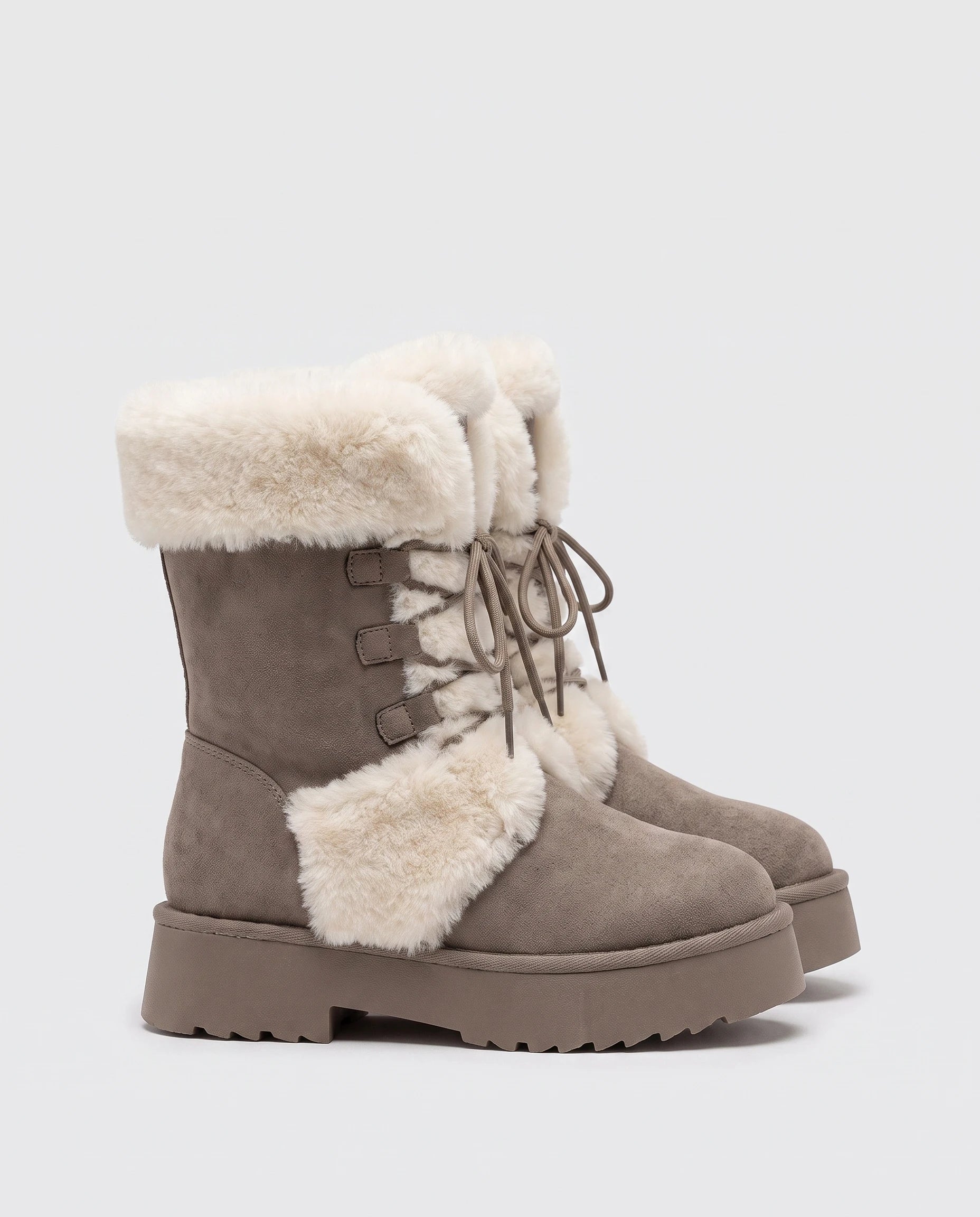 Bottines fourrées à lacets en suédine Toinette — Taupe, paire en packshot studio