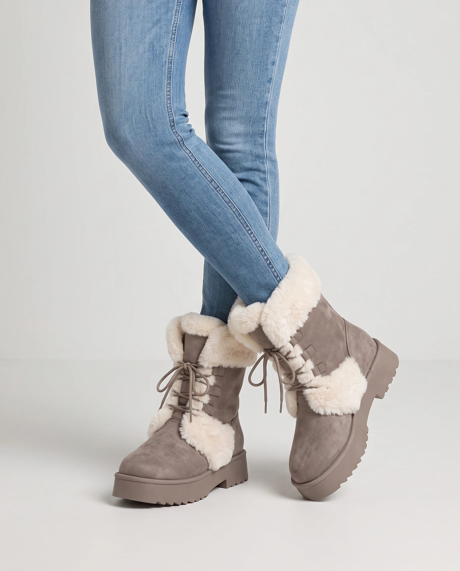 Bottines fourrées à lacets en suédine Toinette — Taupe, portées en plan rapproché