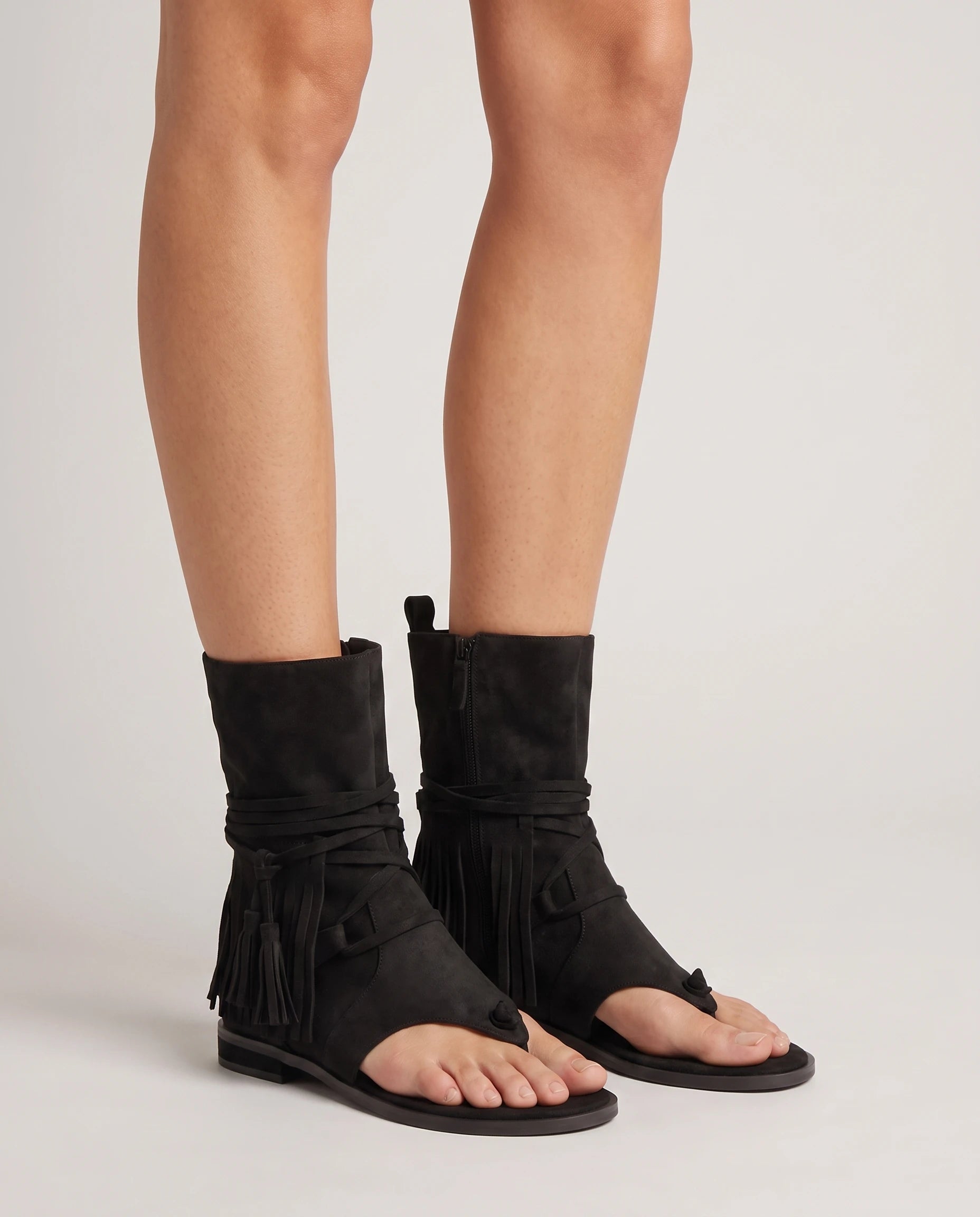 Bottines gladiateur à franges en suédine Vianne — Noir, portées en plan rapproché