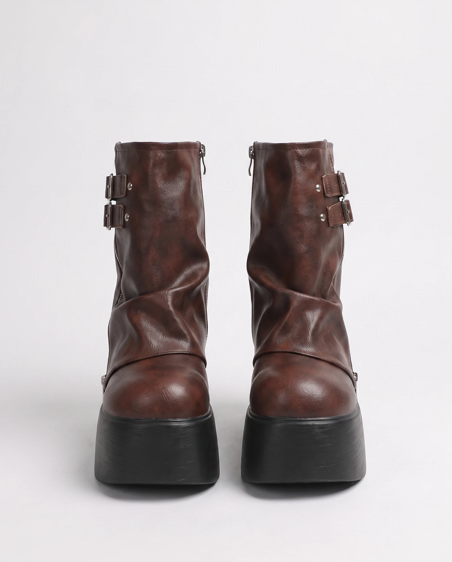 Bottines plateforme à guêtre zippée Urielle — Brun, paire en packshot studio