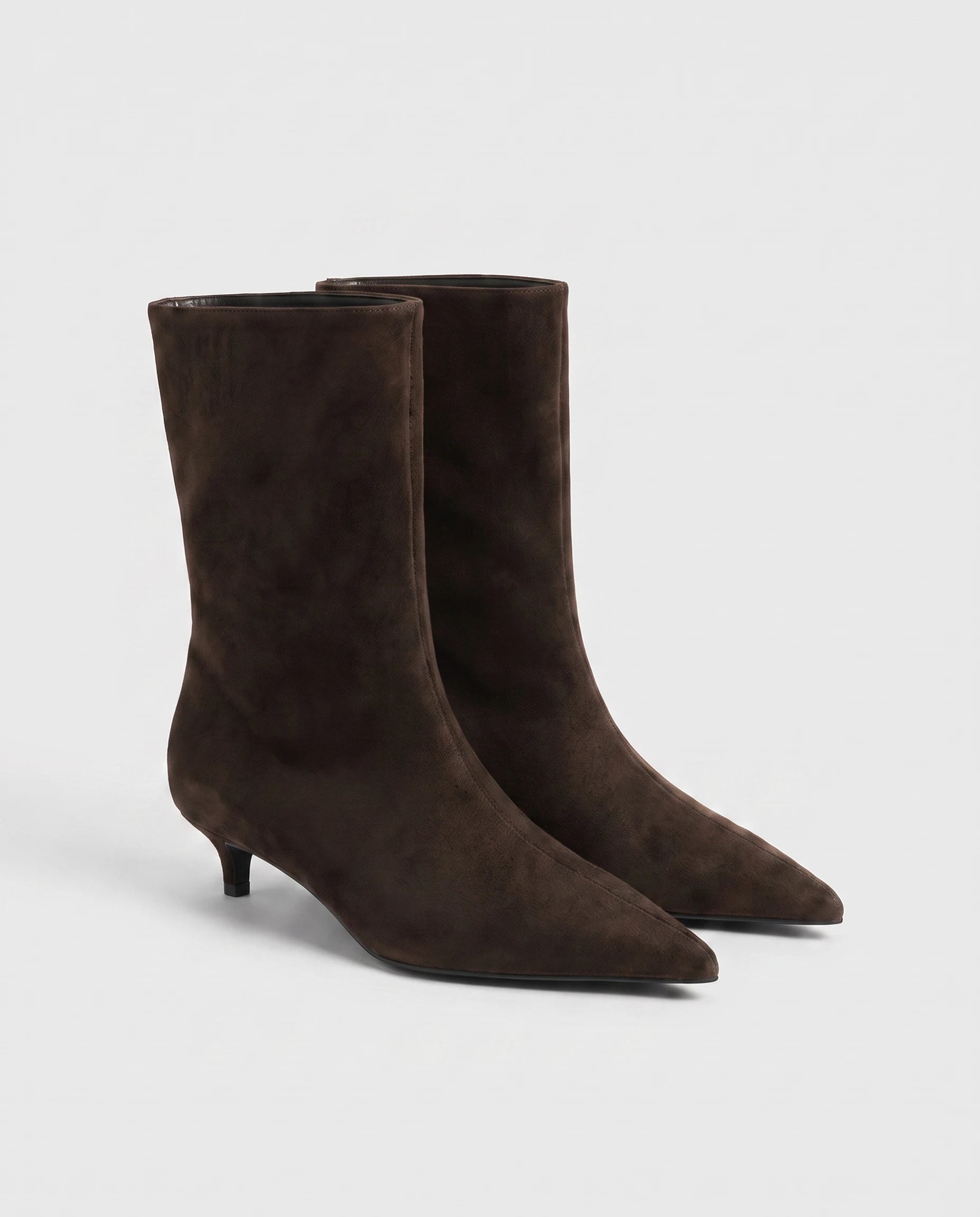 Bottines pointues à talon kitten Nathalène — Café, paire en packshot studio