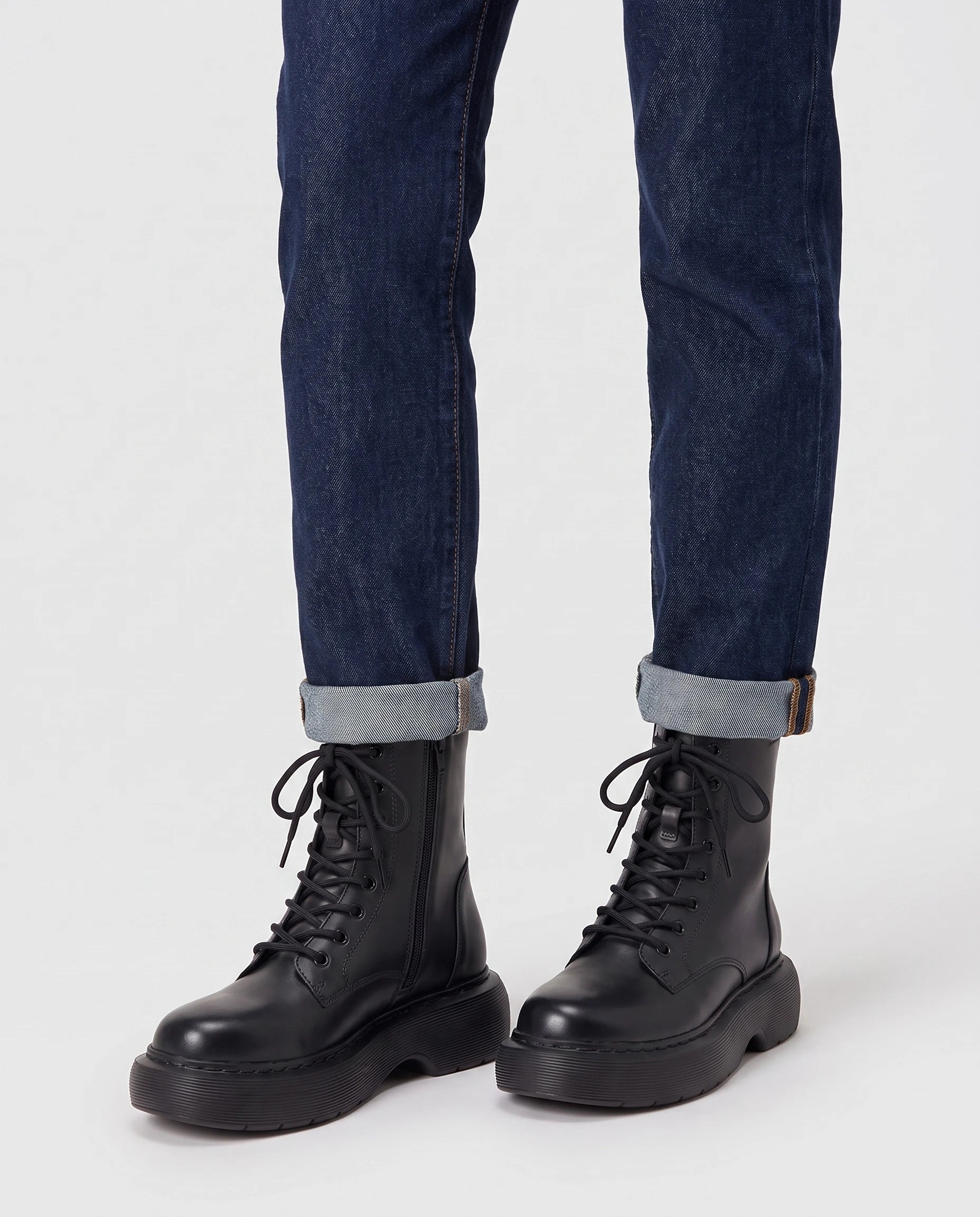 Bottines lacees a plateforme en simili Doriane Noir — portées, plan rapproché