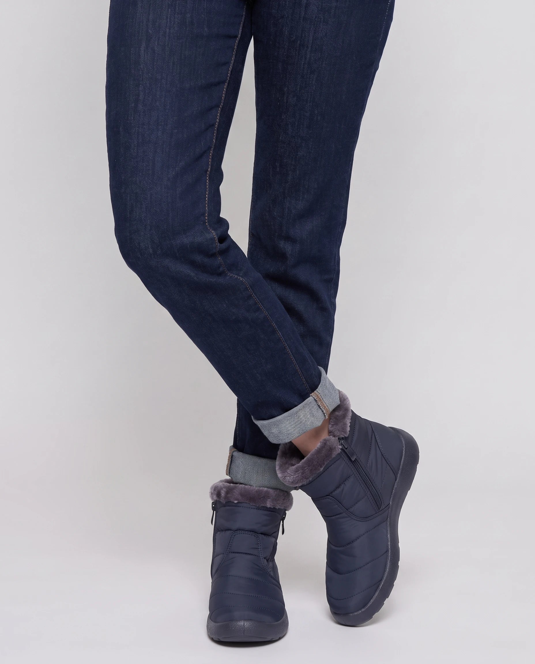 Bottines de neige fourrées Noëlle — Bleu Marine, portées en plan rapproché avec un jean retroussé