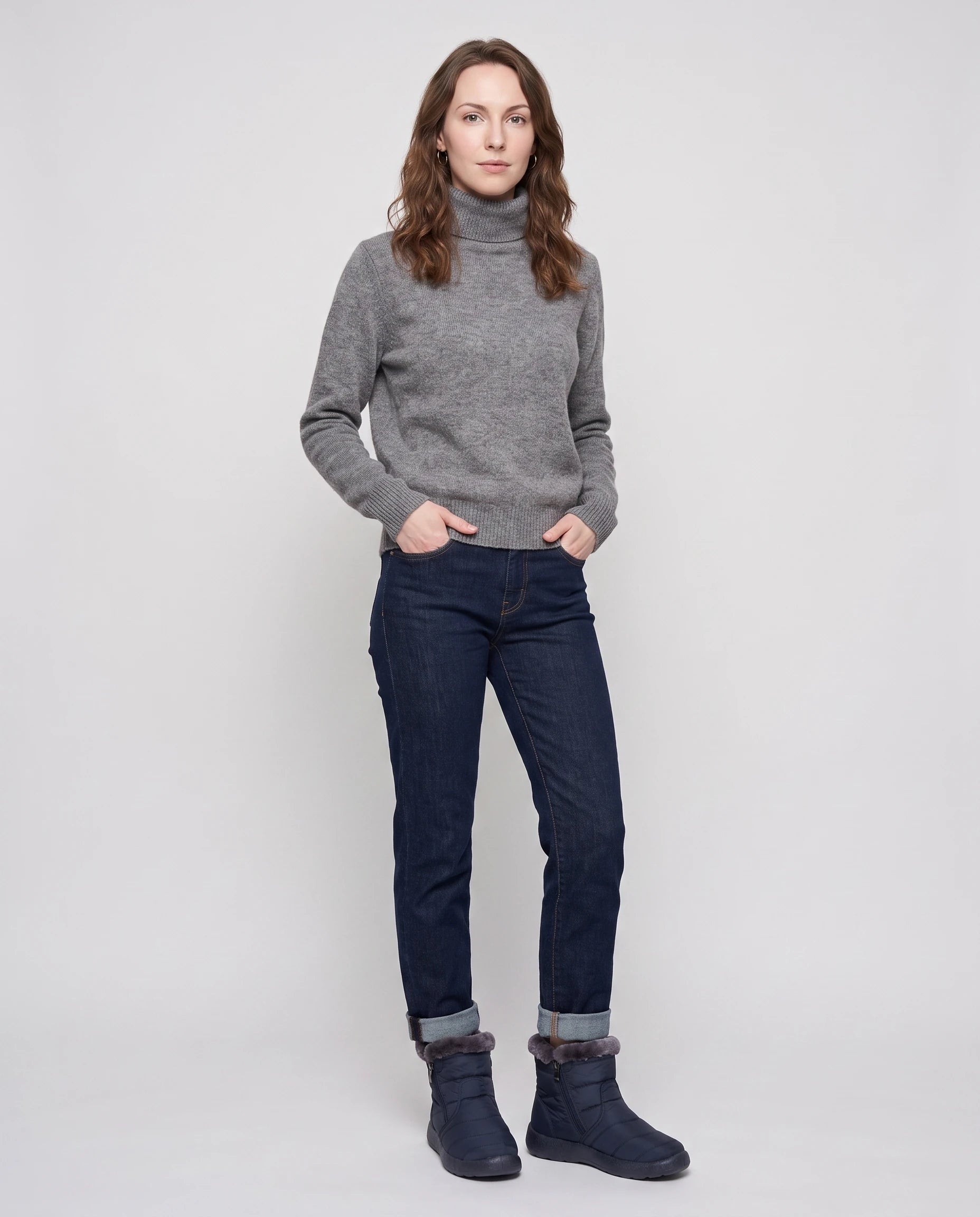 Bottines de neige fourrées Noëlle — Bleu Marine, portées en plein pied studio
