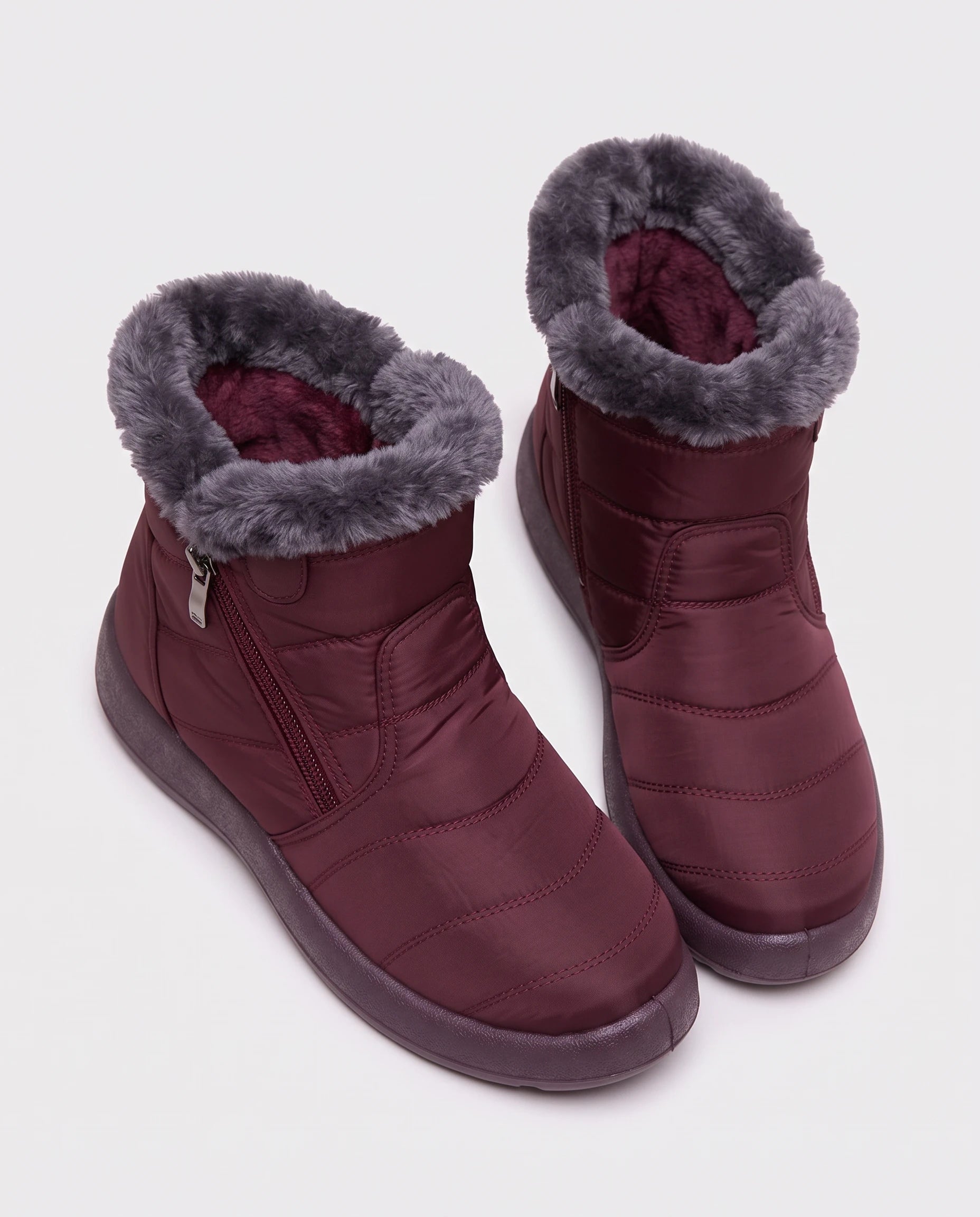 Bottines de neige fourrées Noëlle — Bordeaux, gros plan sur le col en fausse fourrure et le zip